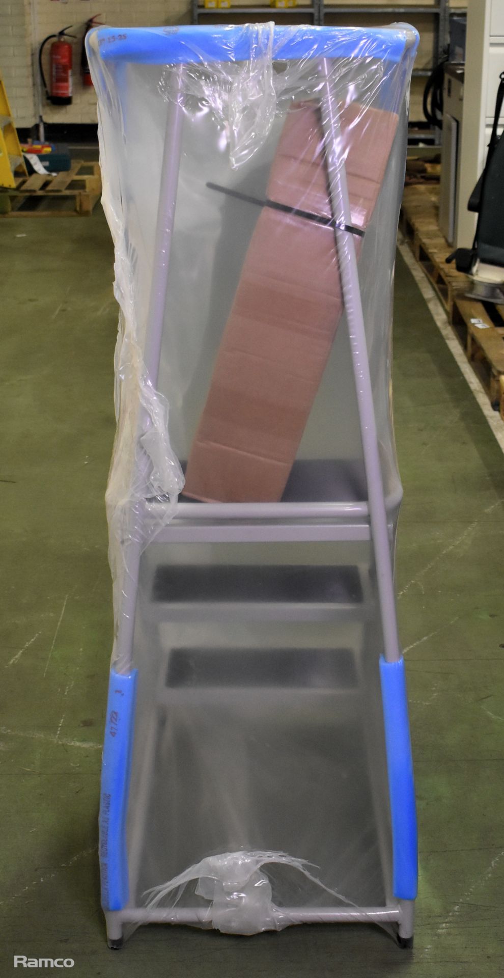 Glide along mobile steps, 3 rubber tread and handrail with platform guard - L 530 x W 840 x H 1430mm - Image 2 of 3