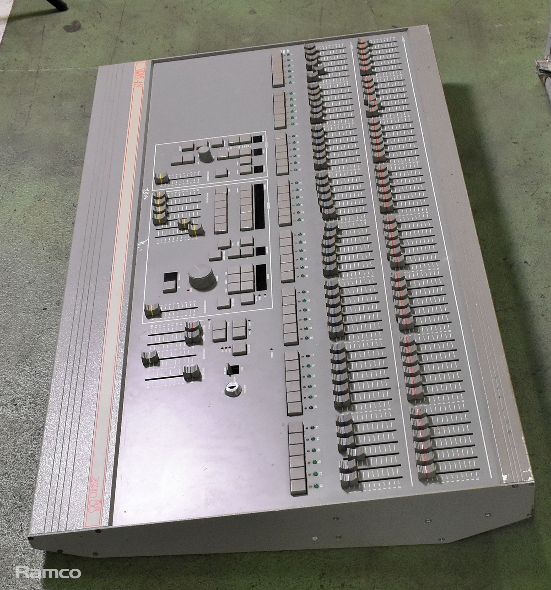 Sirius Zero 88 48 channel lighting board in flight case - L 1150 x W 270 x H 840mm - Image 8 of 12