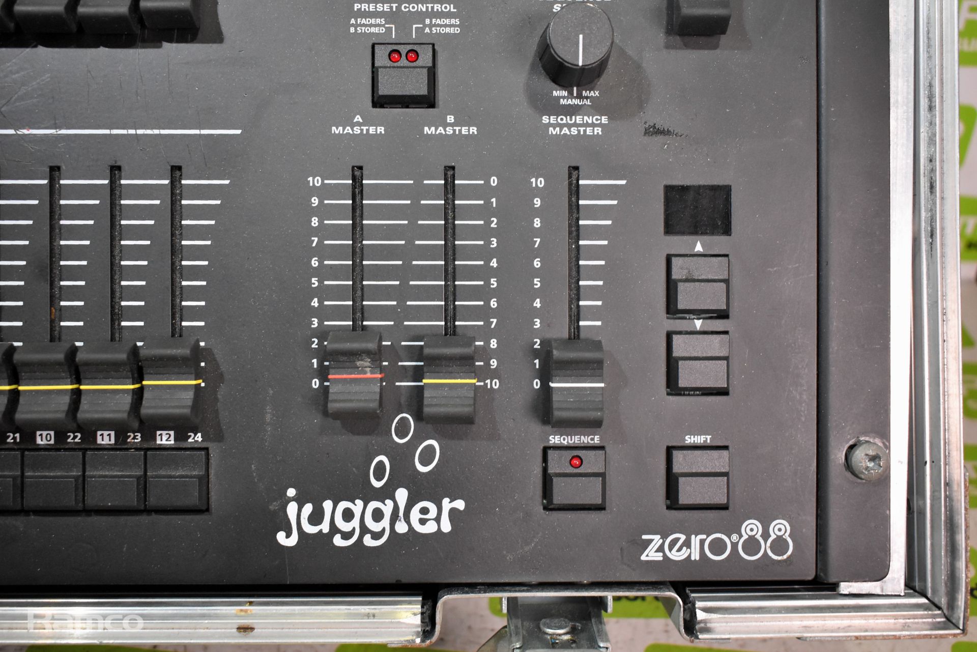 Zero88 Juggler 12/24 lighting control desk in flight case - Image 3 of 5