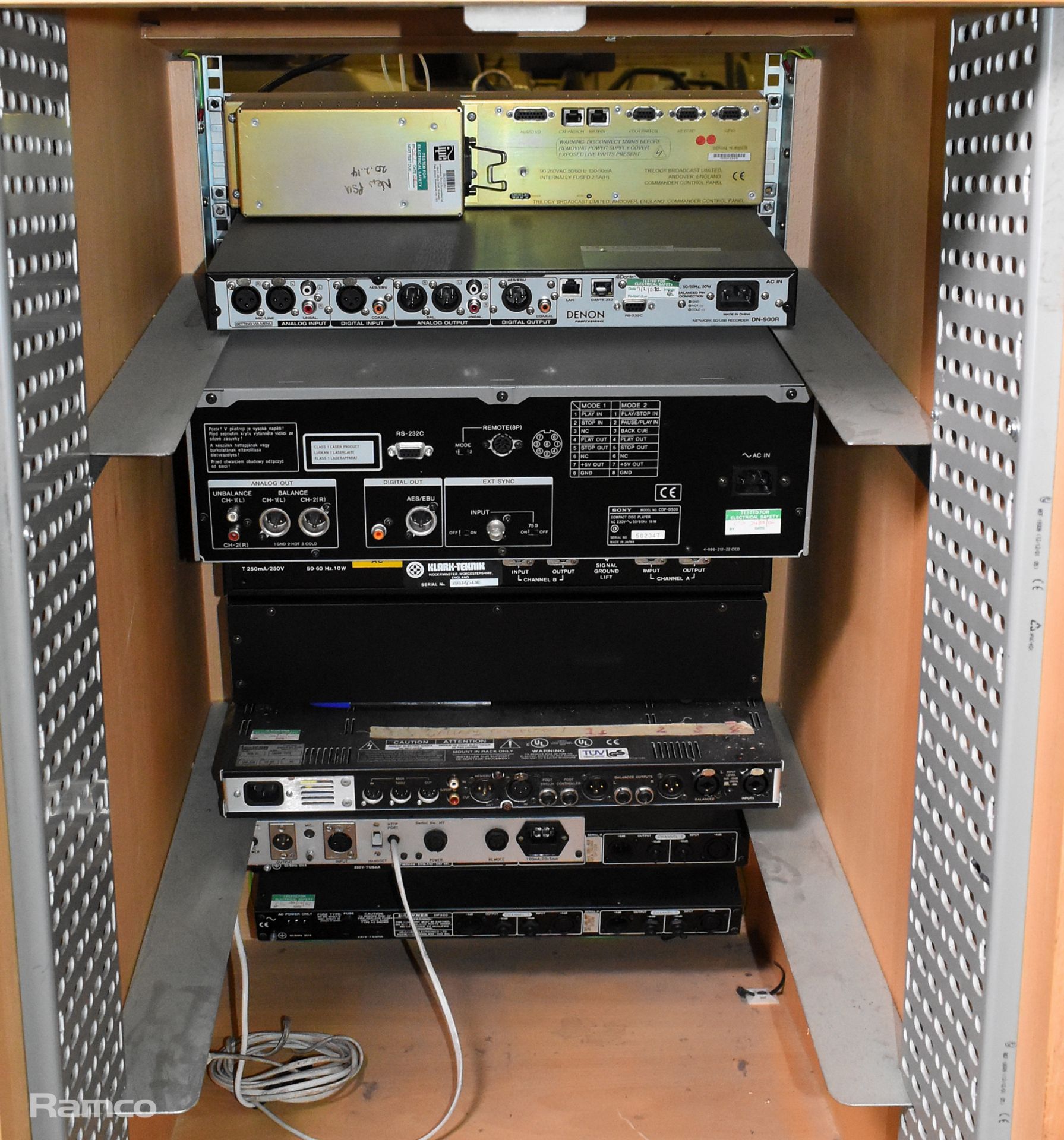 Wooden 19 inch rack cabinet with Sony CDP-D500 CD player & more - see desc. - Image 6 of 6