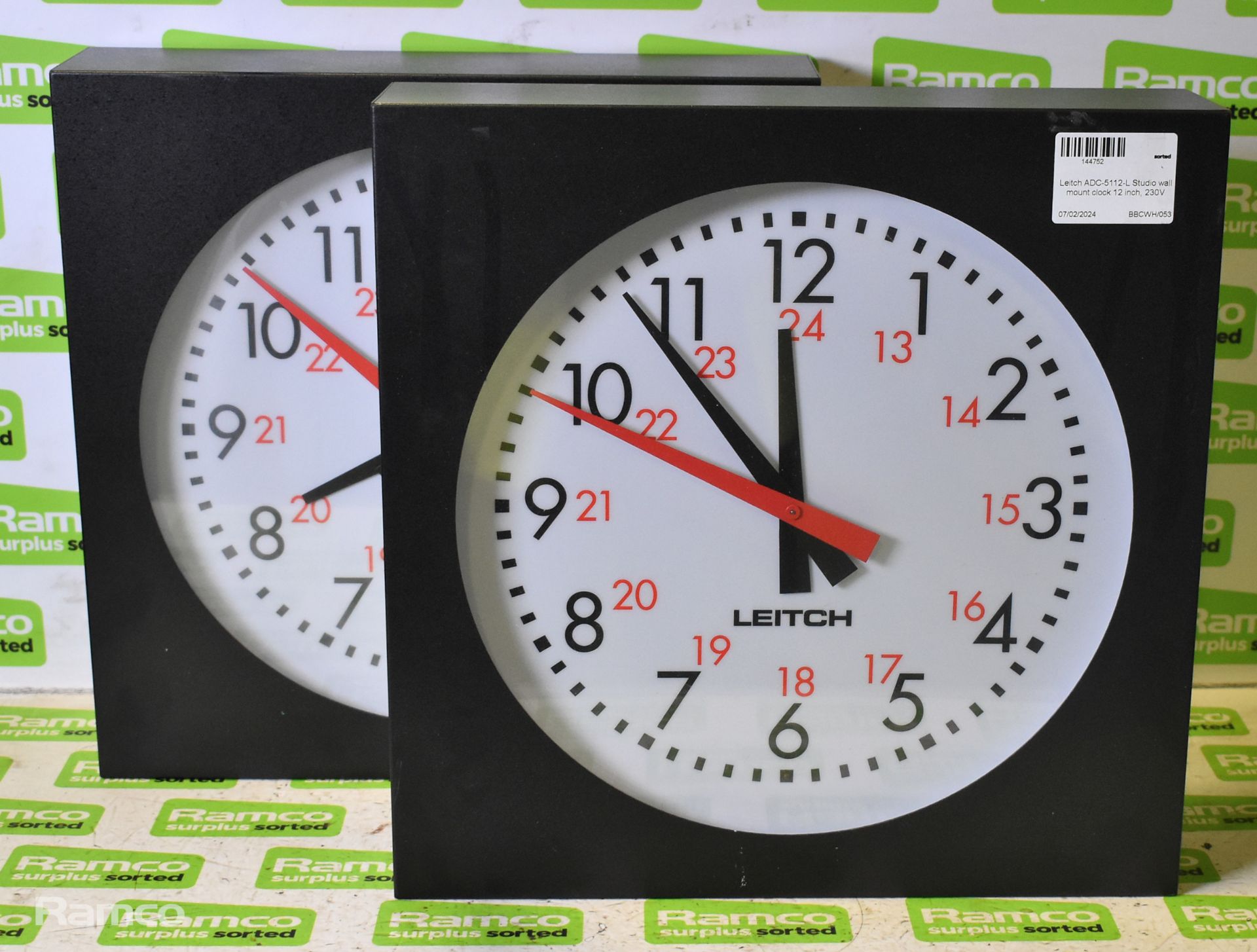2x Leitch ADC-5112-L Studio wall mount clocks - 12 inch - 230V
