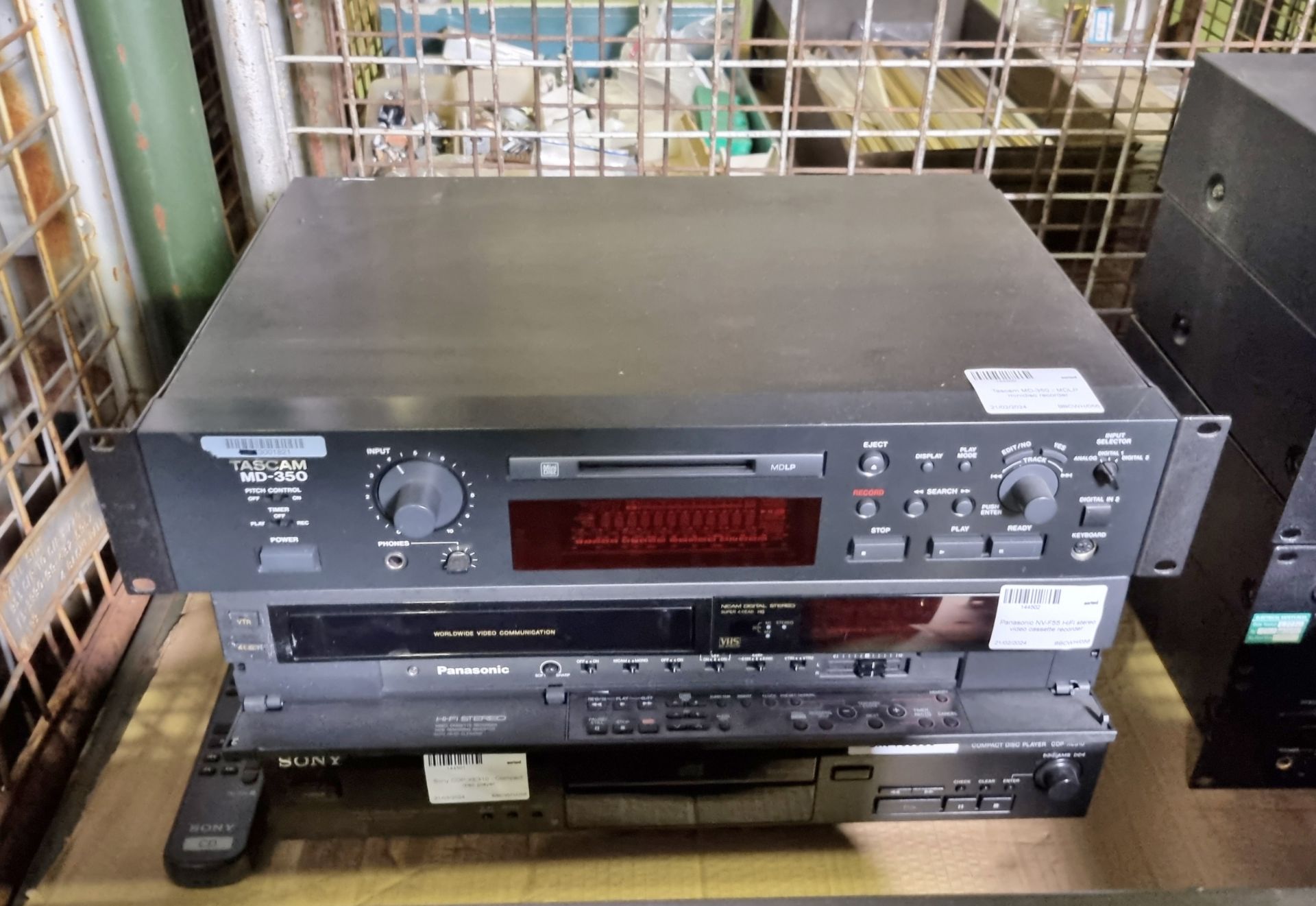 3x Denon DN-C635 compact disc/MP3 players, Technic SU-V470 stereo integrated amplifier & more - Bild 4 aus 9