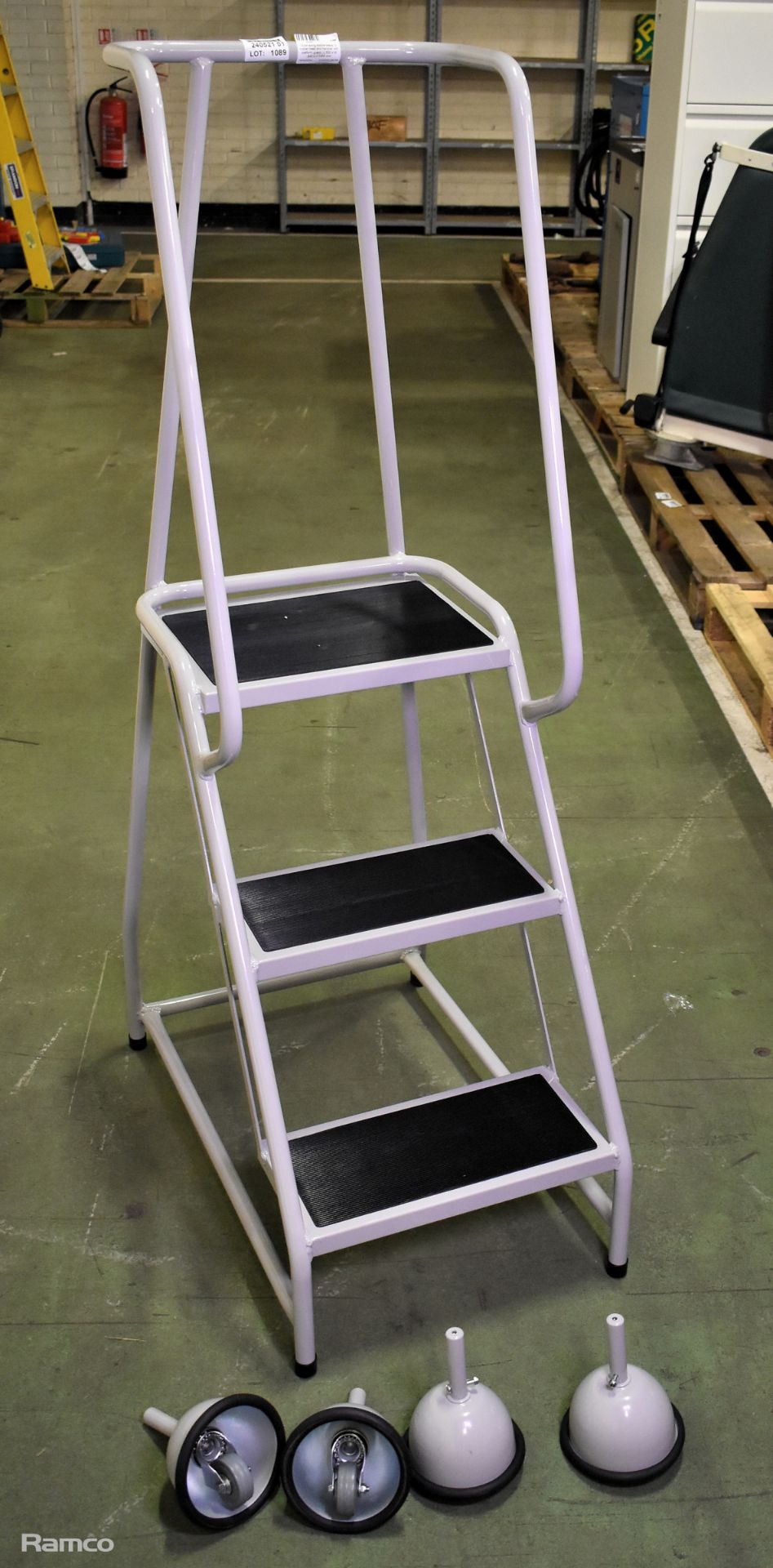 Glide along mobile steps, 3 rubber tread and handrail with platform guard - L 530 x W 840 x H 1430mm