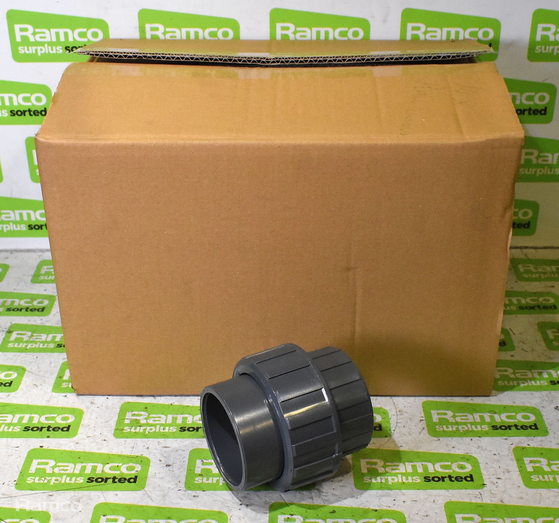 9x boxes of 63mm PVC tees couplings and 90° bends - Image 11 of 13