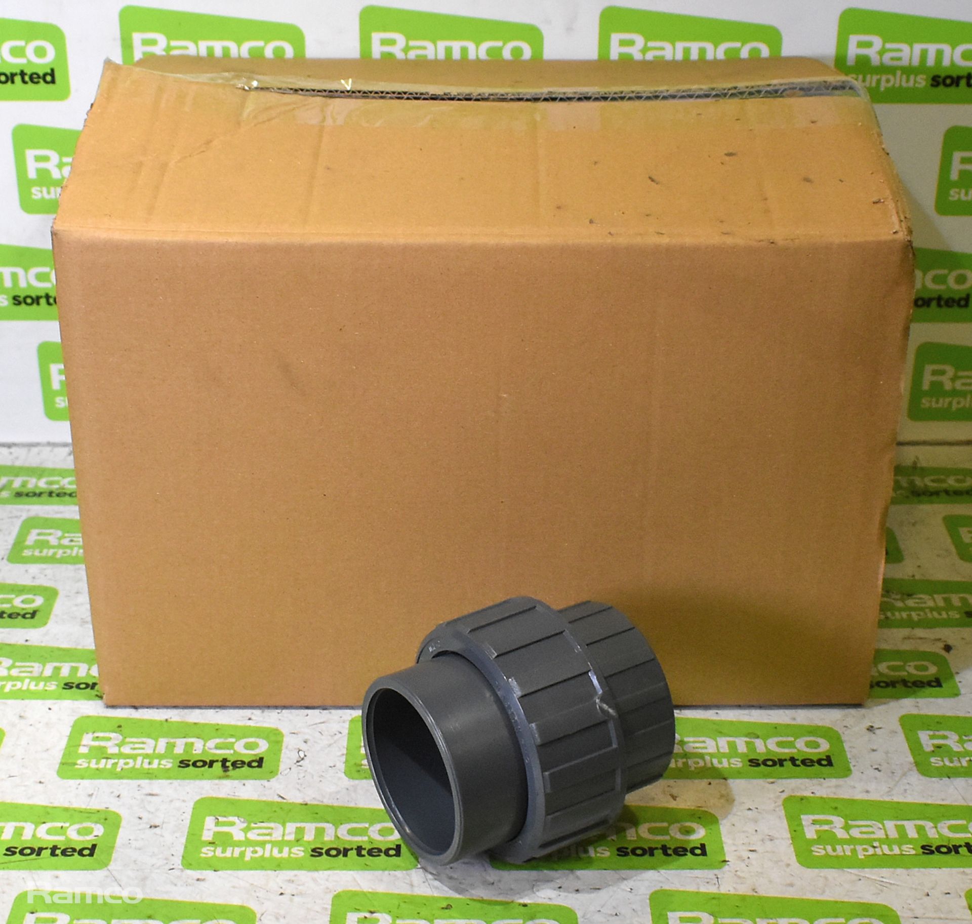 9x boxes of 63mm PVC tees couplings and 90° bends - Image 8 of 13