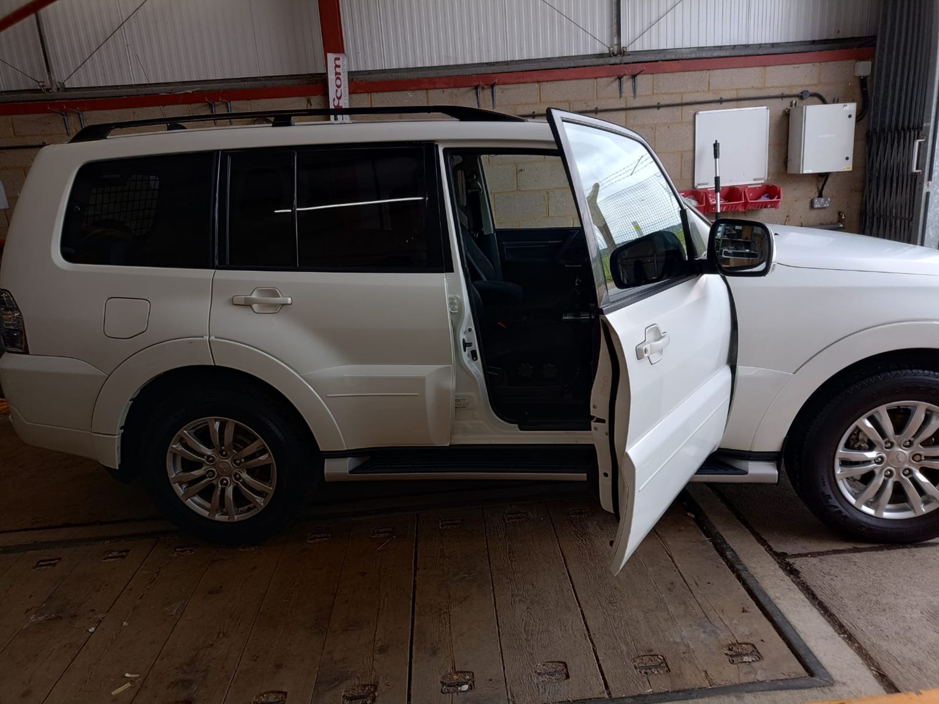 Mitsubishi Shogun SG2 DI-D LWB auto – 129019 miles – WP65 VVD (2015) – MOT until June 24 - Image 3 of 26