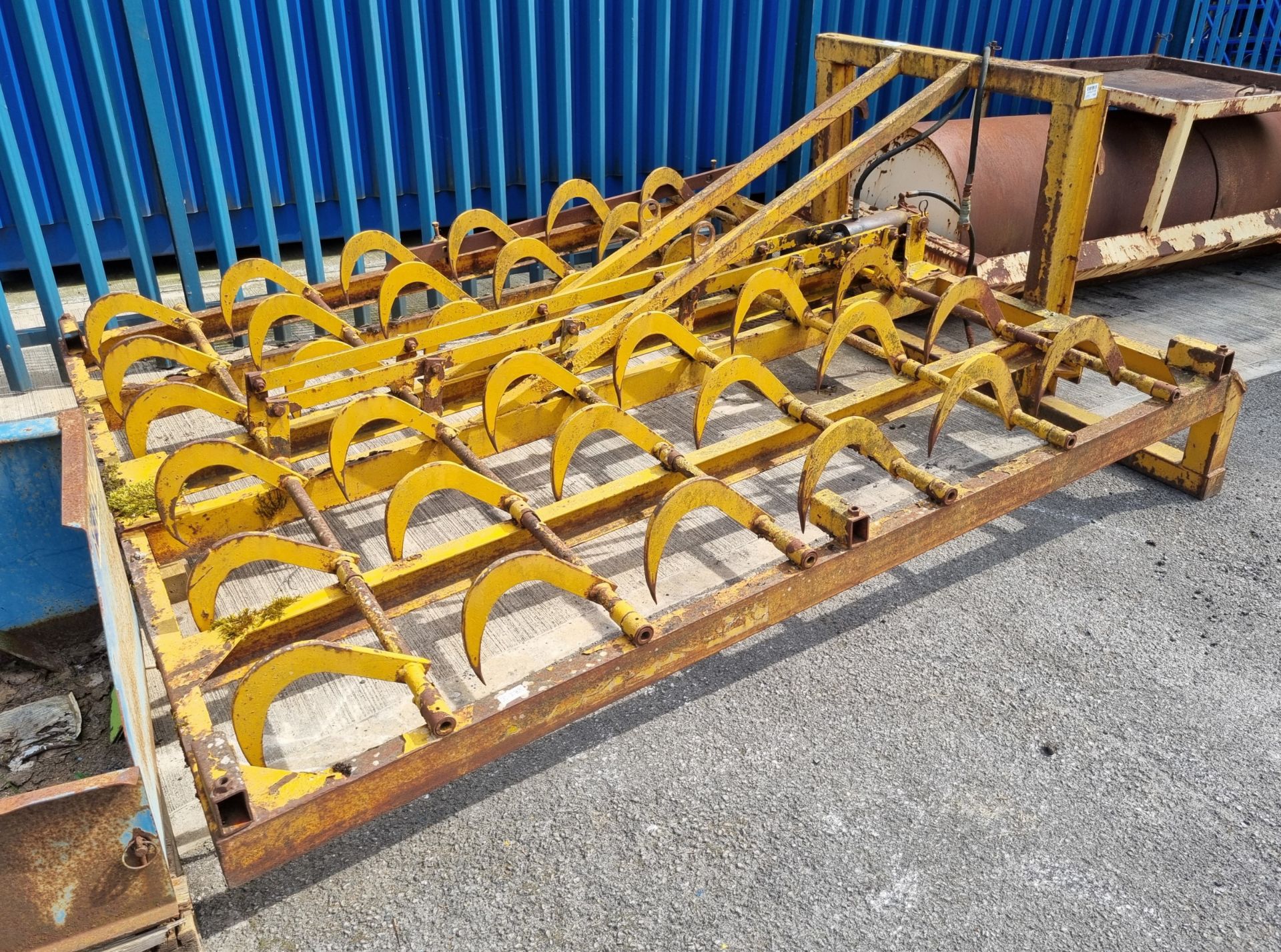 Flat 8 bale lifter - W 2300 x D 2800 x H 1300mm - Image 4 of 4