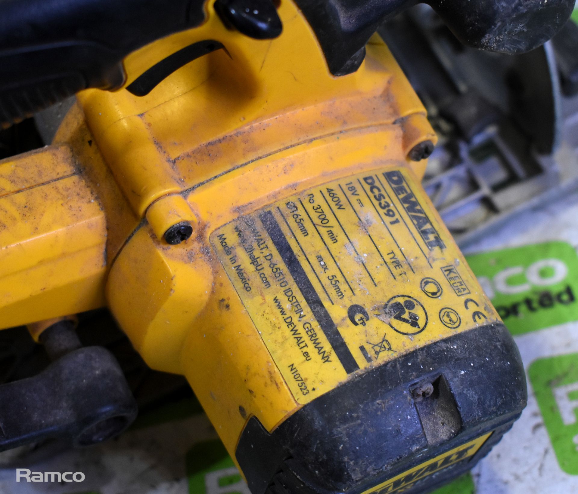 Electrical tools - Dewalt router with case, large circular saw, cordless 18V circular saw - Image 16 of 22