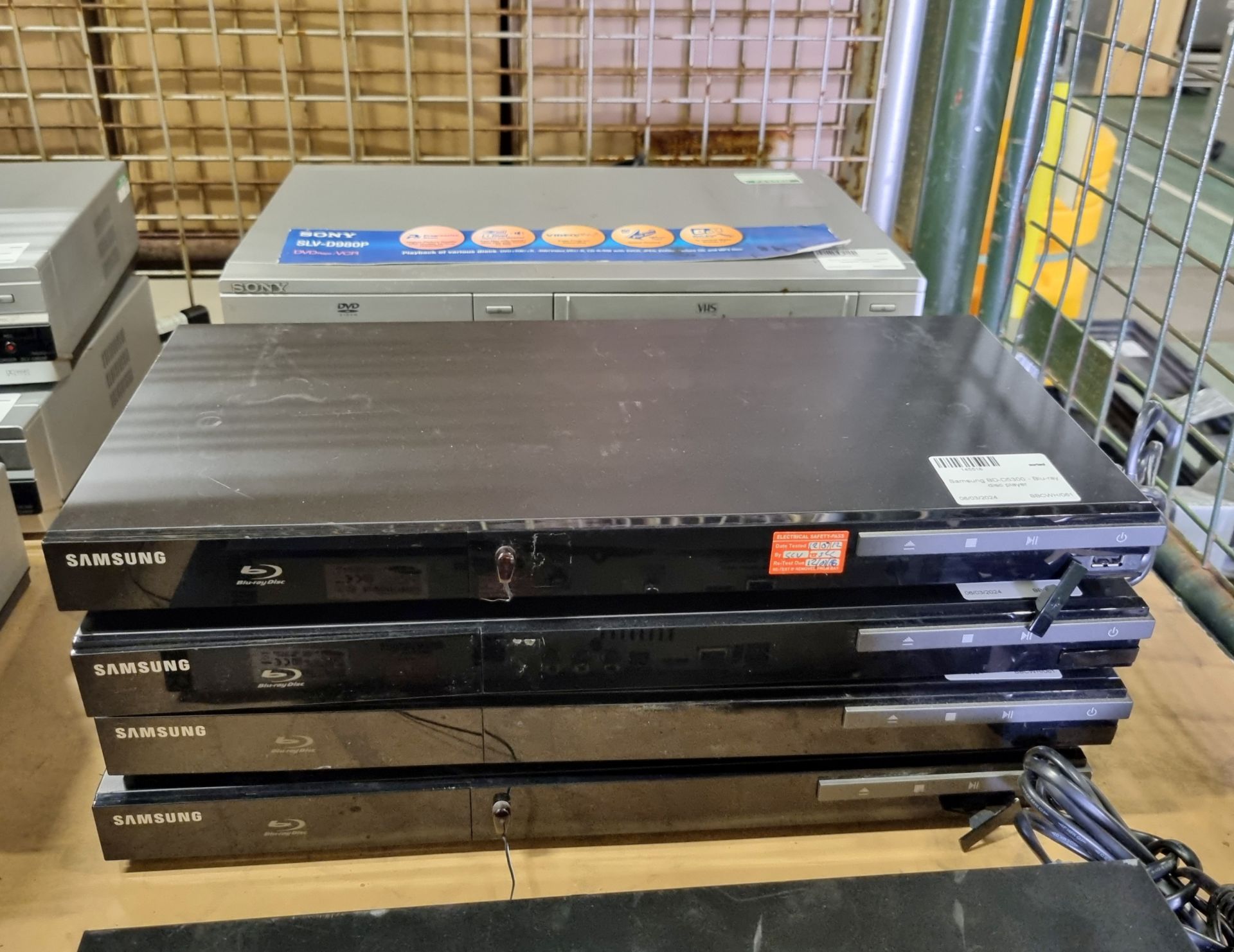 Various blu-ray, DVD & VHS players - full details in description - Image 3 of 8