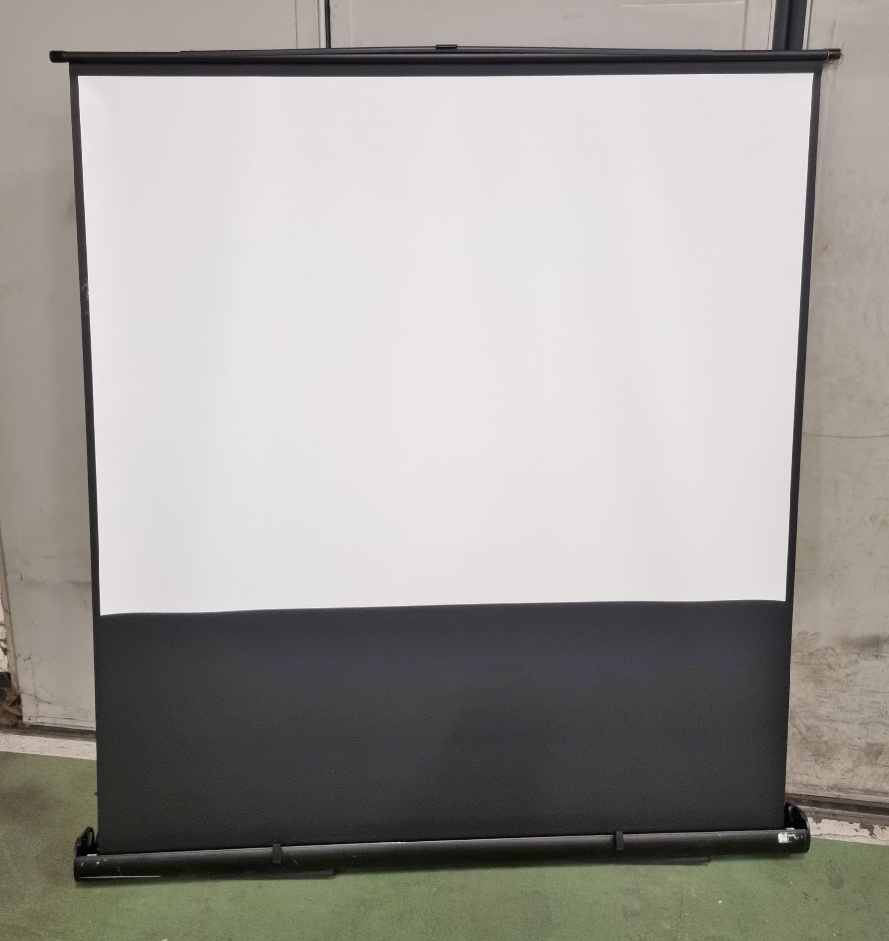 Draper Road Warrior 80 portable pull-up projection screen (surface size: 1630 x 1220mm) - Image 3 of 3