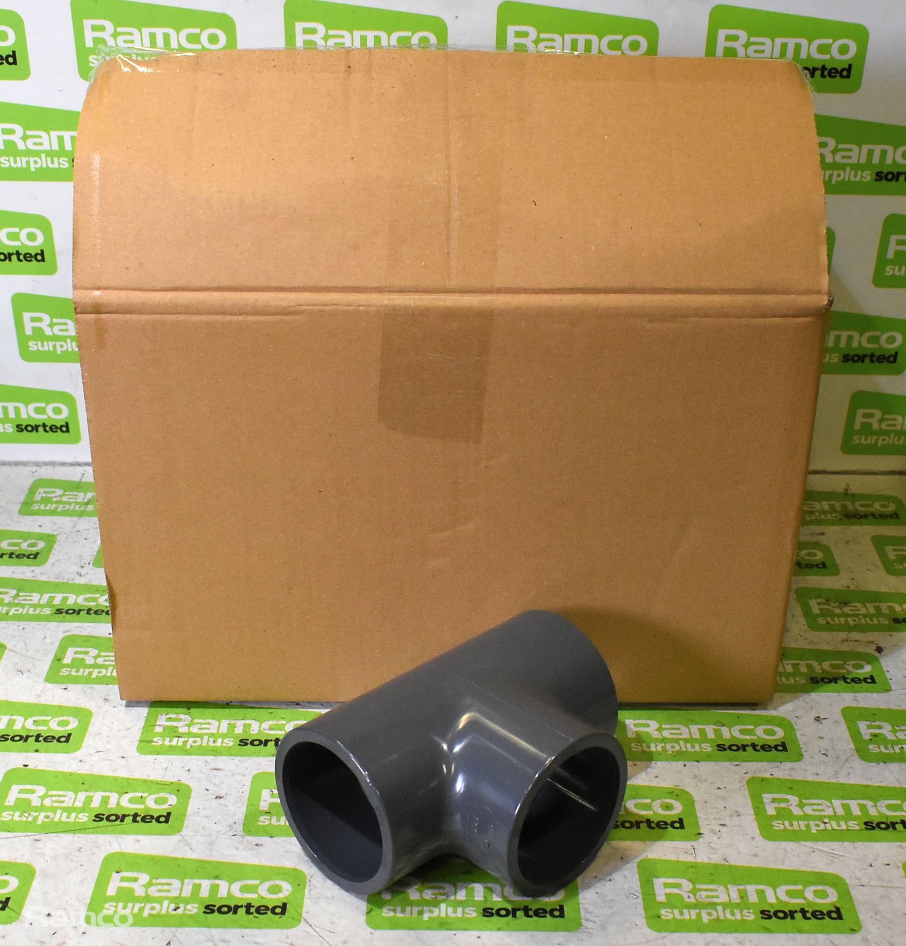 9x boxes of 63mm PVC tees couplings and 90° bends - Image 10 of 13