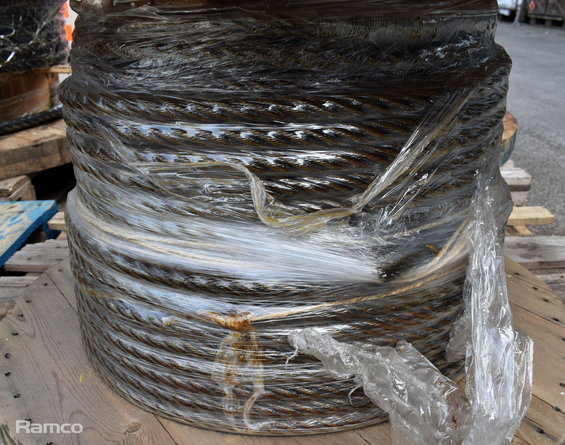 24mm 6 strand galvanised steel wire rope reel - approx weight: 300kg - Image 3 of 4