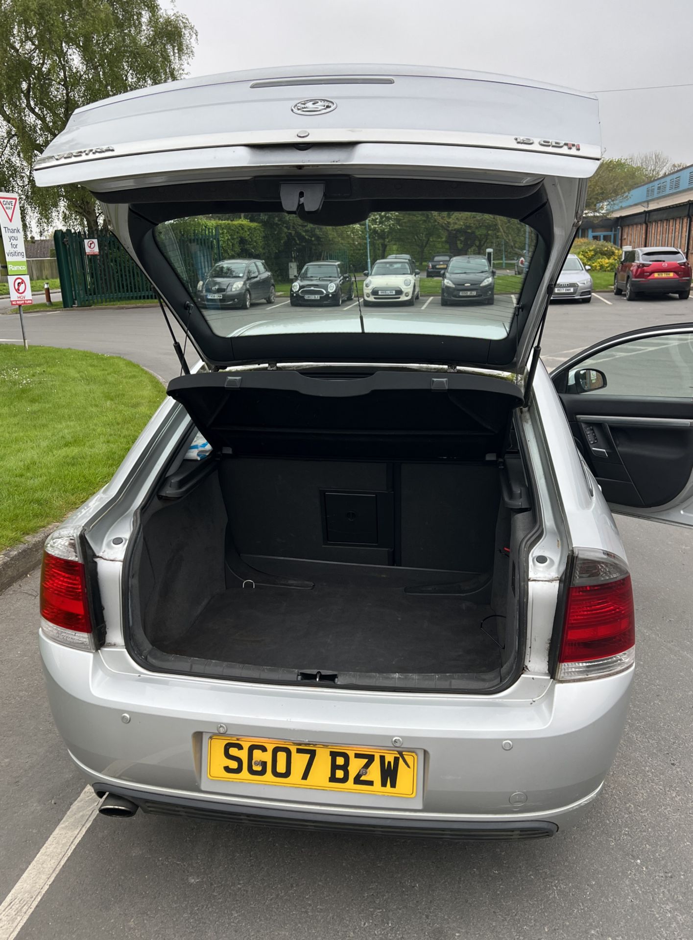 Vauxhall Vectra 1.9 CDTI SRI (SG07 BZW) - MOT expiry: 28/10/2024 - mileage: 105,897 - Image 14 of 29