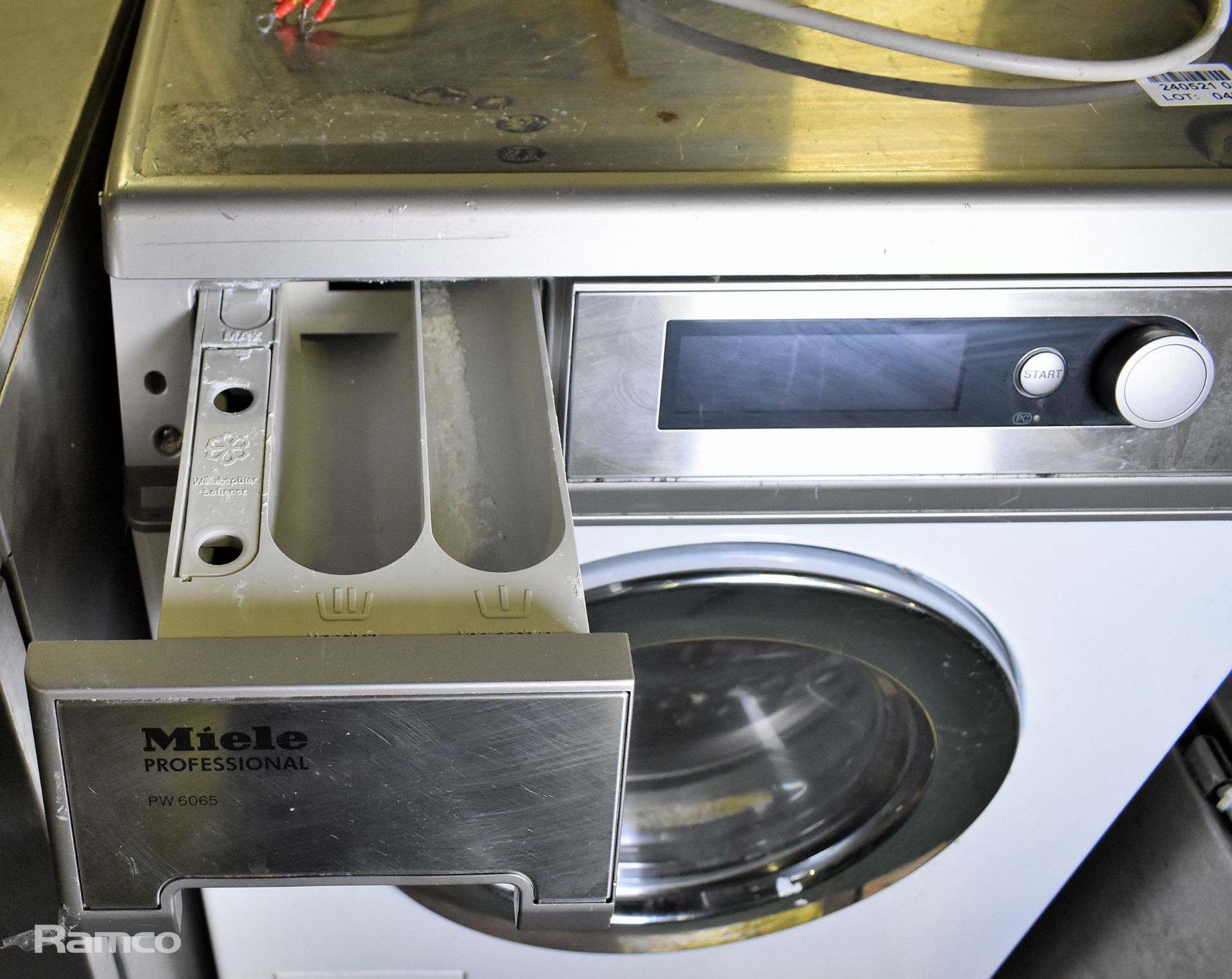 Miele Professional PW 6065 washing machine - 6.5kg capacity - W 595 x D 725 x H 850mm - Image 3 of 4