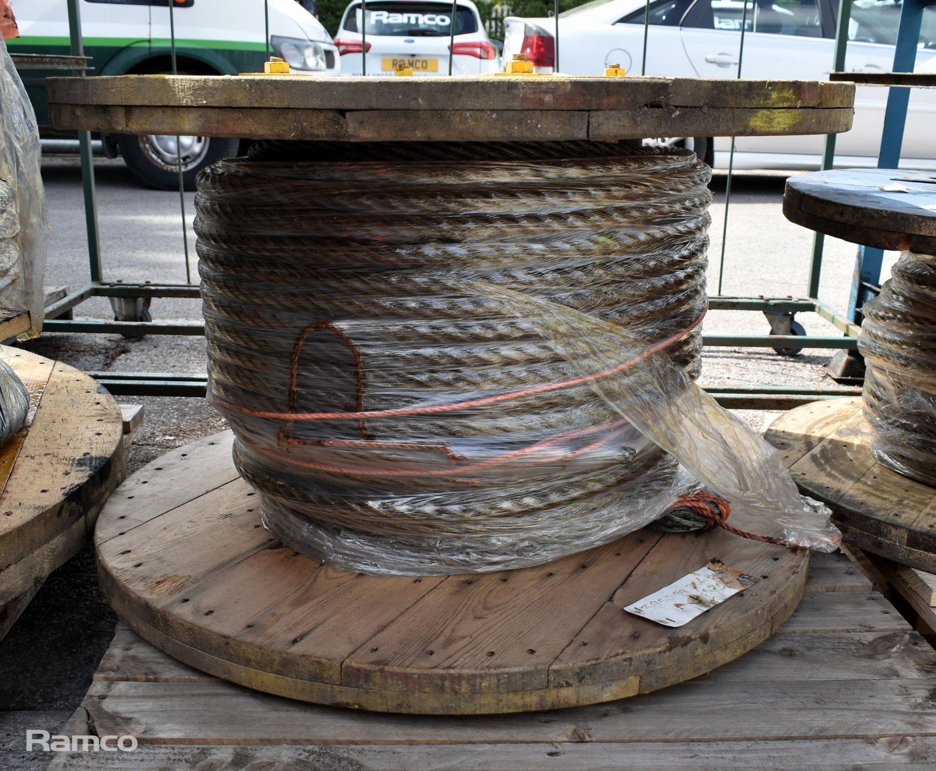 24mm 6 strand galvanised steel wire rope reel - approx weight: 300kg - Image 2 of 4