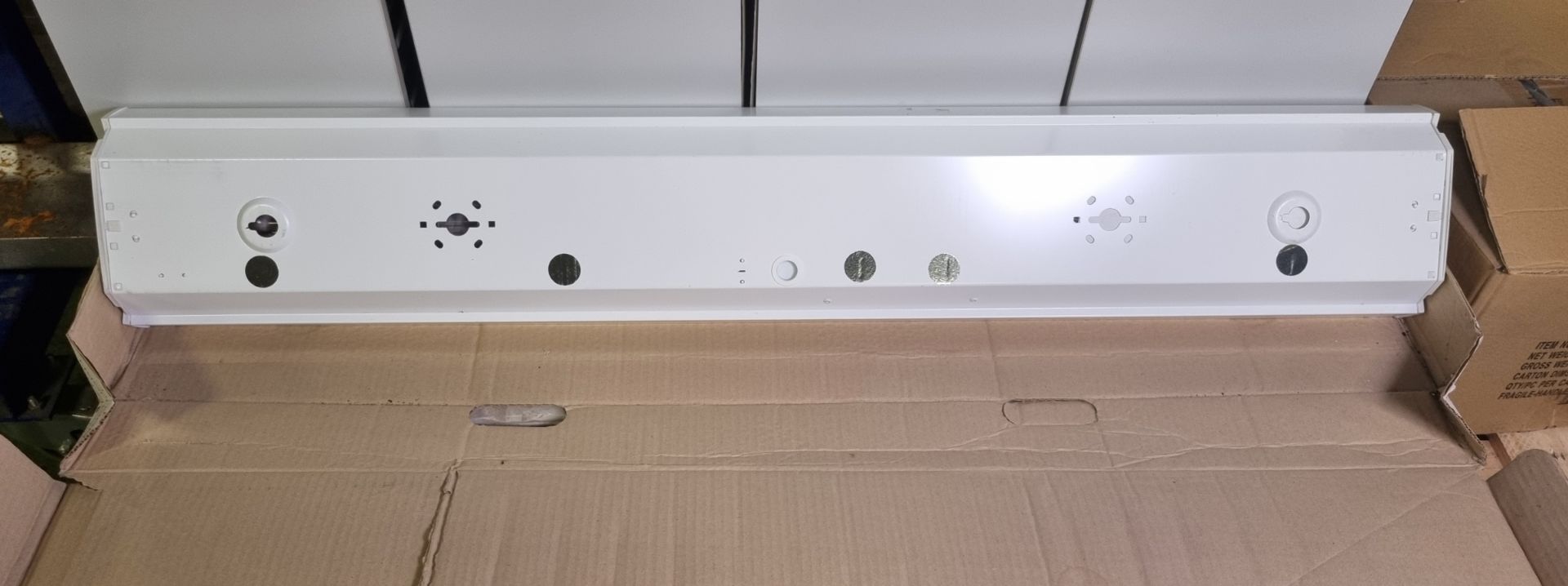 3x Thorn T8 surface mount lights - L 1200mm - Image 5 of 5