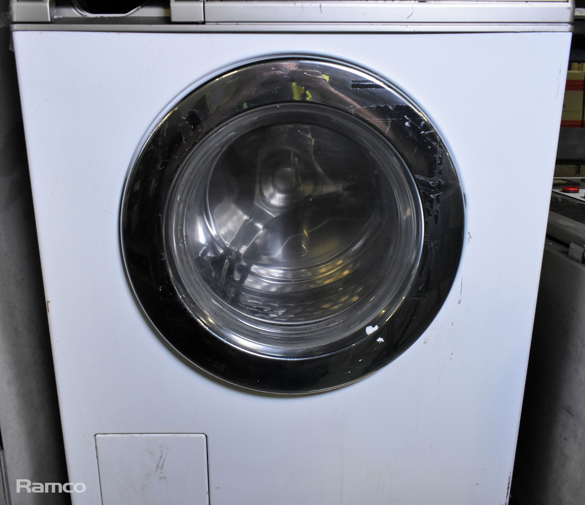 Miele Professional PW 6065 washing machine - 6.5kg capacity - W 595 x D 725 x H 850mm - Image 2 of 4