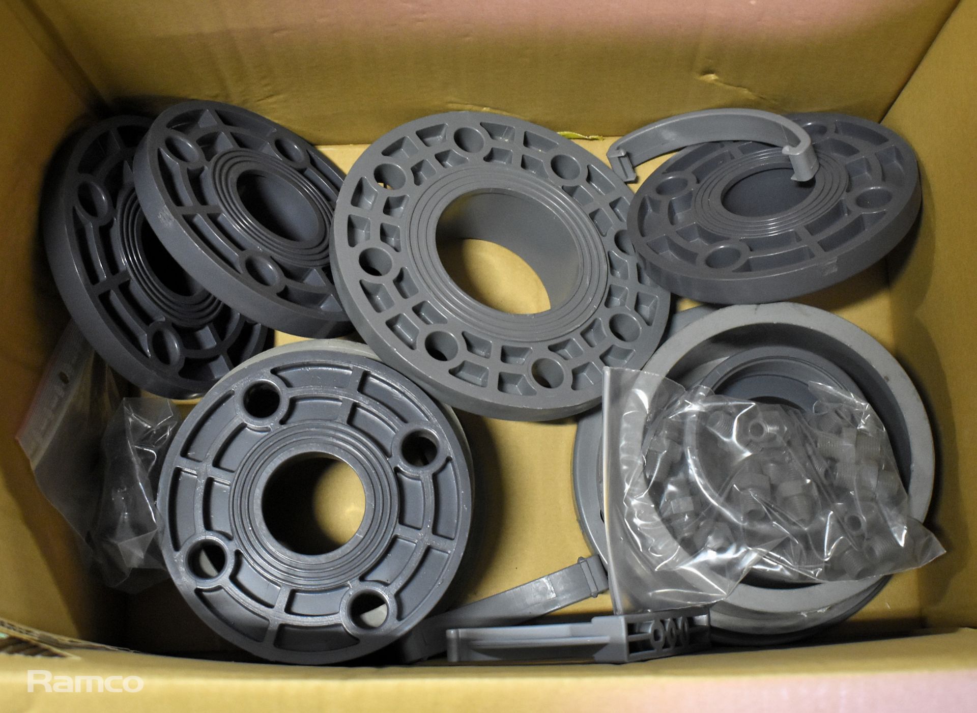 Box of assorted PVC fittings - Image 3 of 4