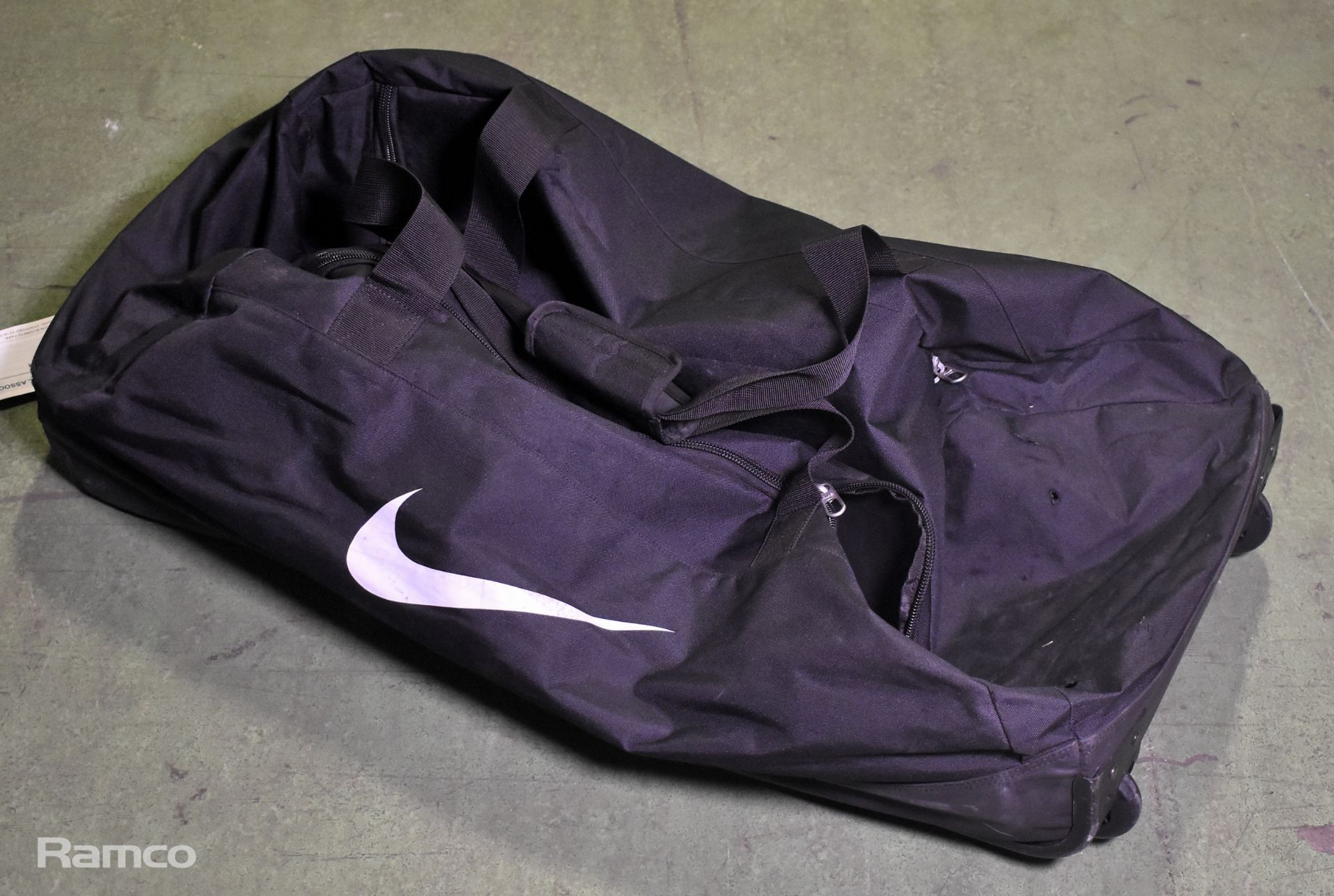 Multiple sport bags & football net bags - Image 5 of 8