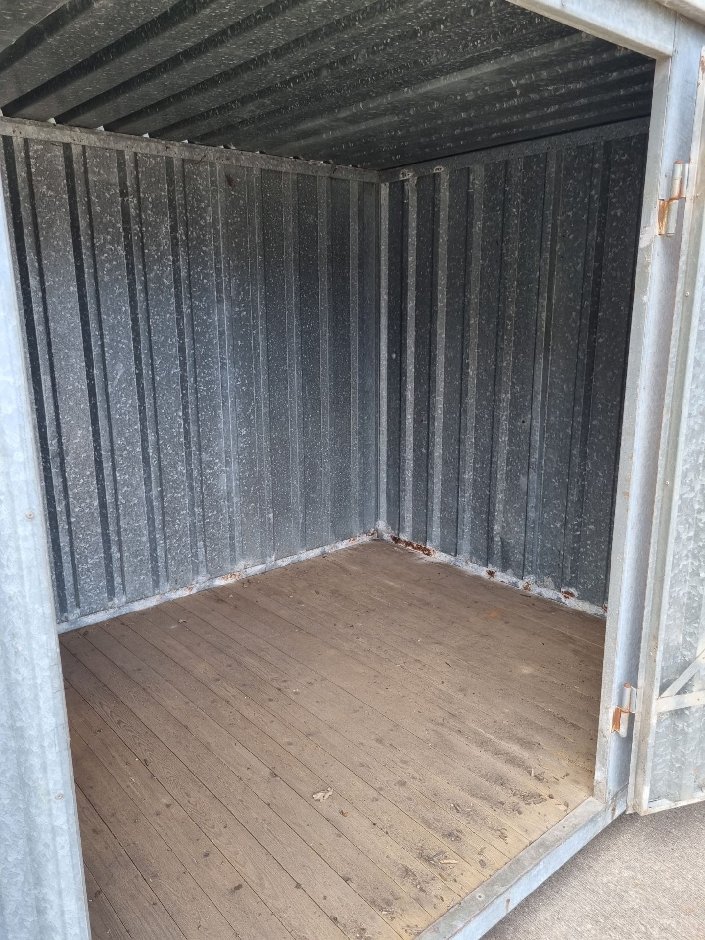 10ft x 7ft empty container - single door with key lock - DAMAGED ROOF - Image 6 of 9