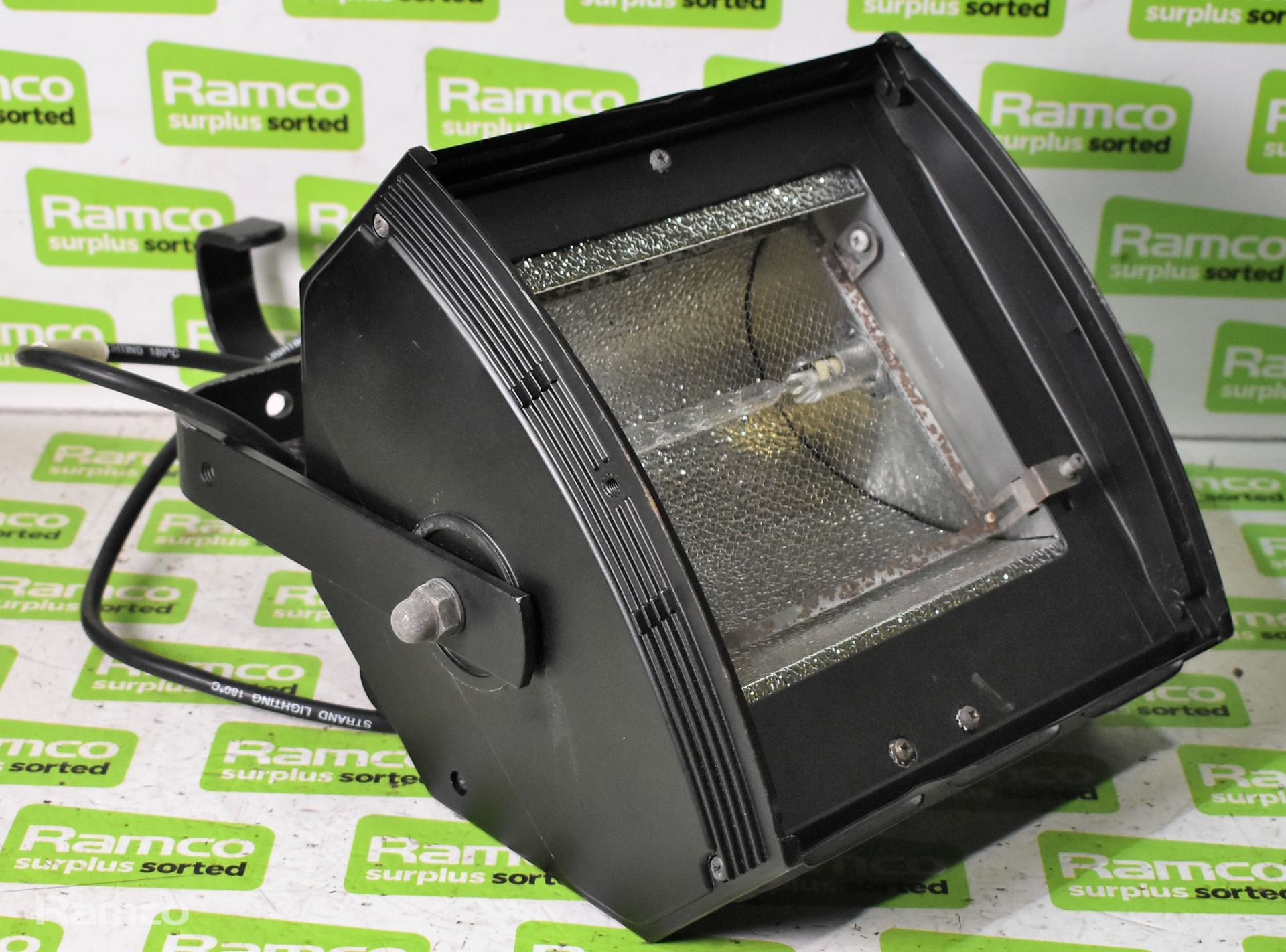 6x Coda 500 wide angle 500W floodlights in a flight case - L 930 x W 710 x H 750mm - Image 6 of 12