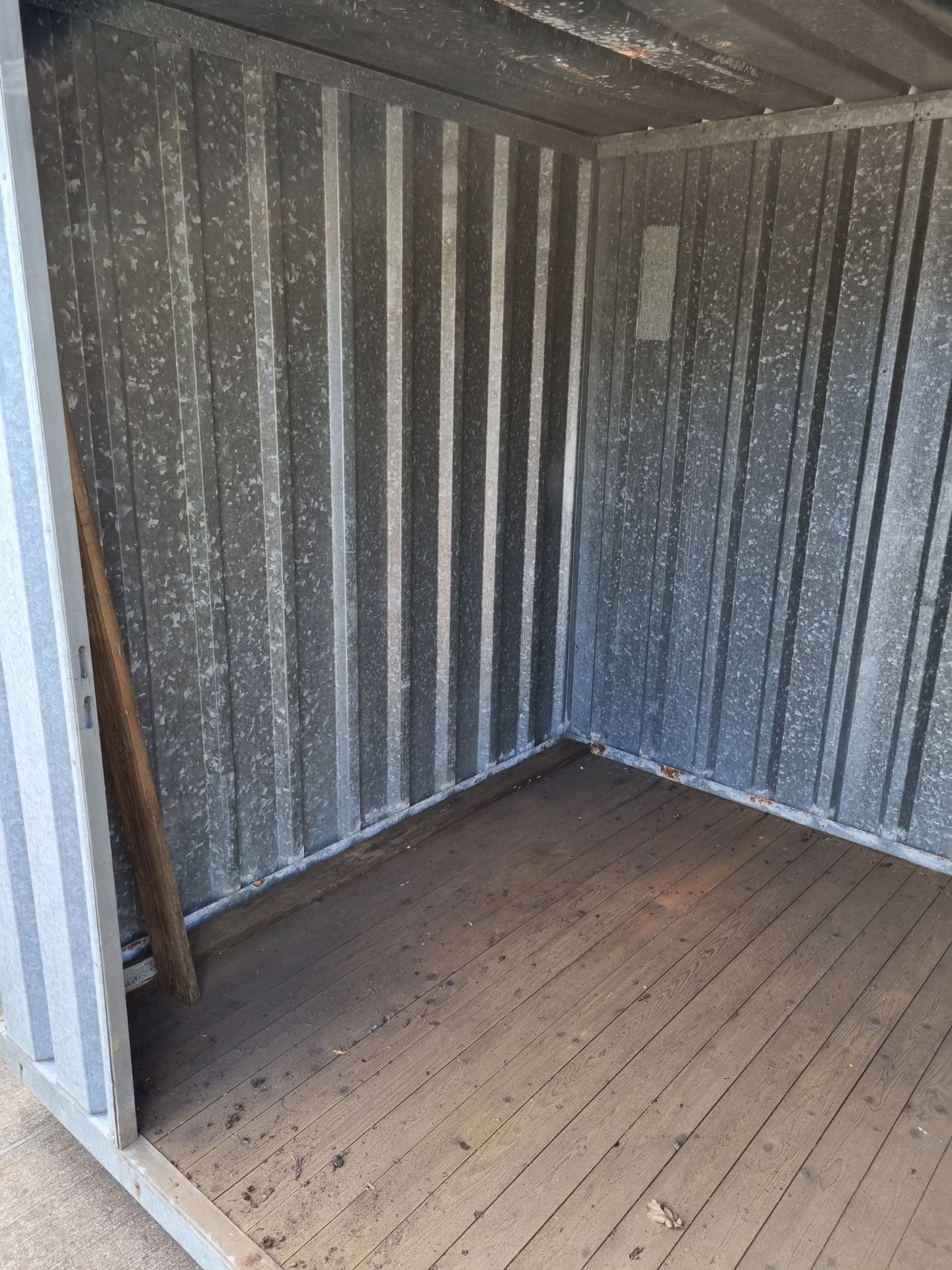 10ft x 7ft empty container - single door with key lock - DAMAGED ROOF - Image 7 of 9