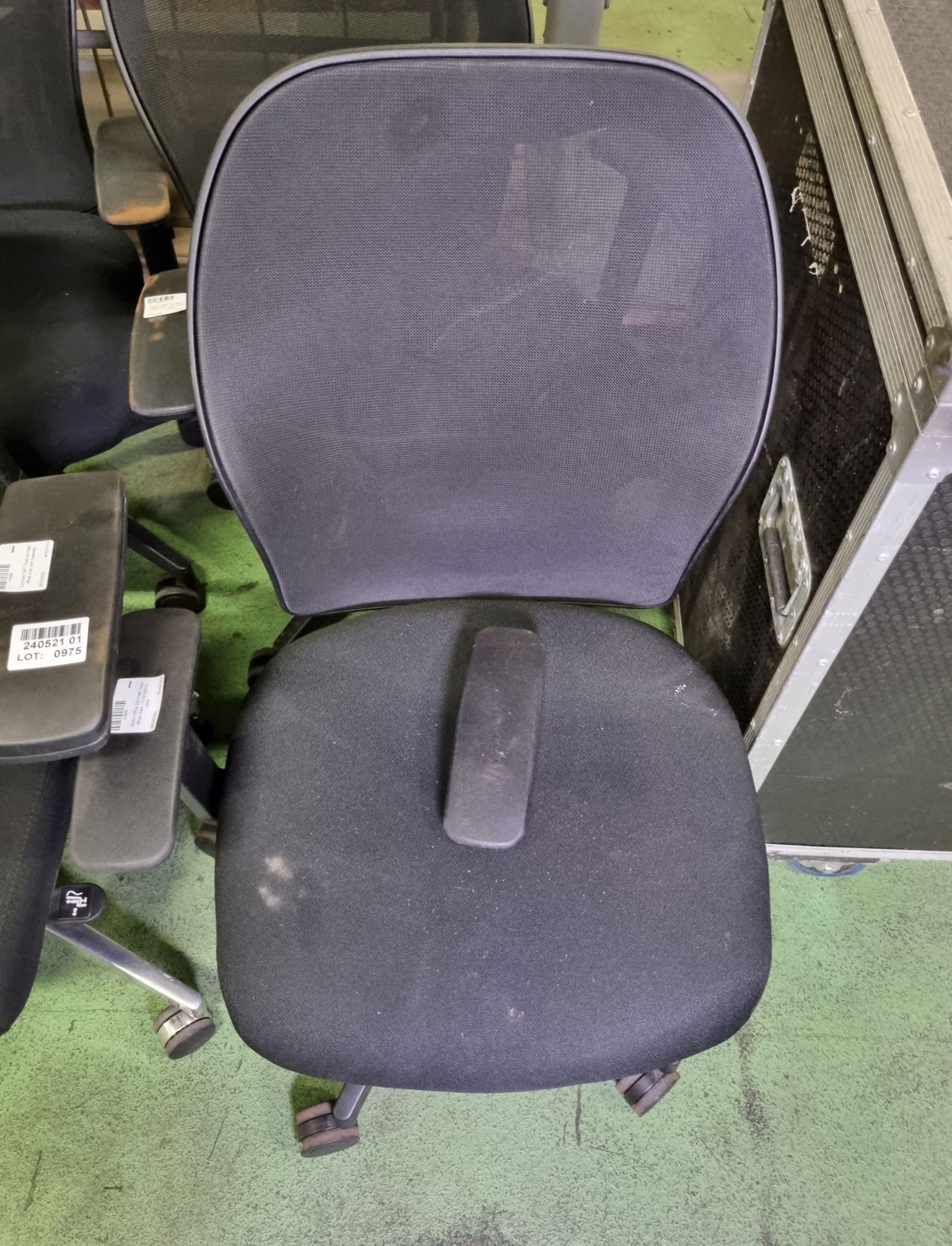 Various mesh back office chairs - details in description - Image 3 of 5