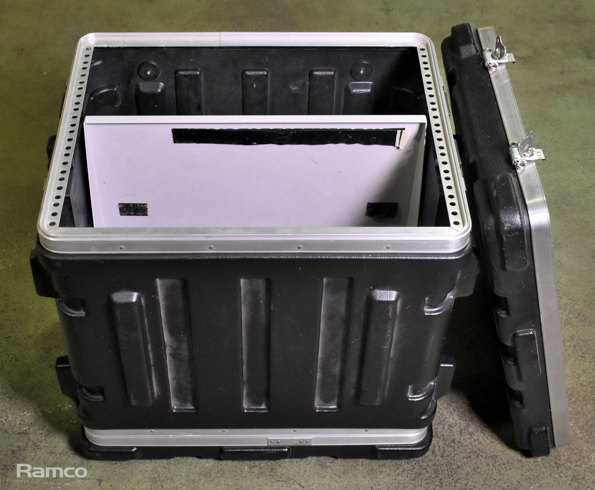 SBK 8U rack case with divider - L 510 x W 410 x H 570mm