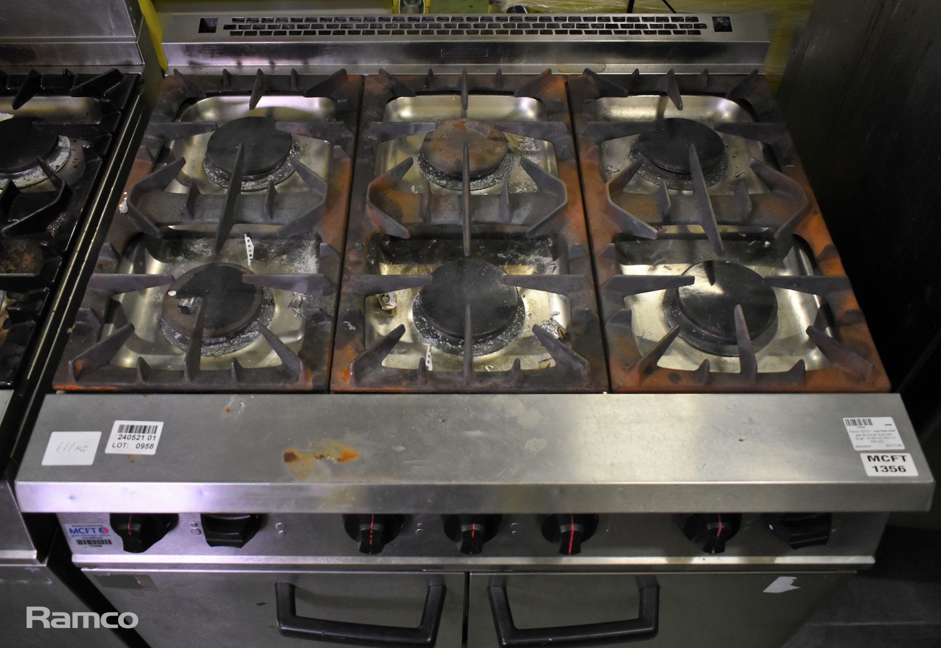 Falcon G3101 stainless steel gas six burner plus oven range - W 900 x D 900 x H 940mm - Image 2 of 7
