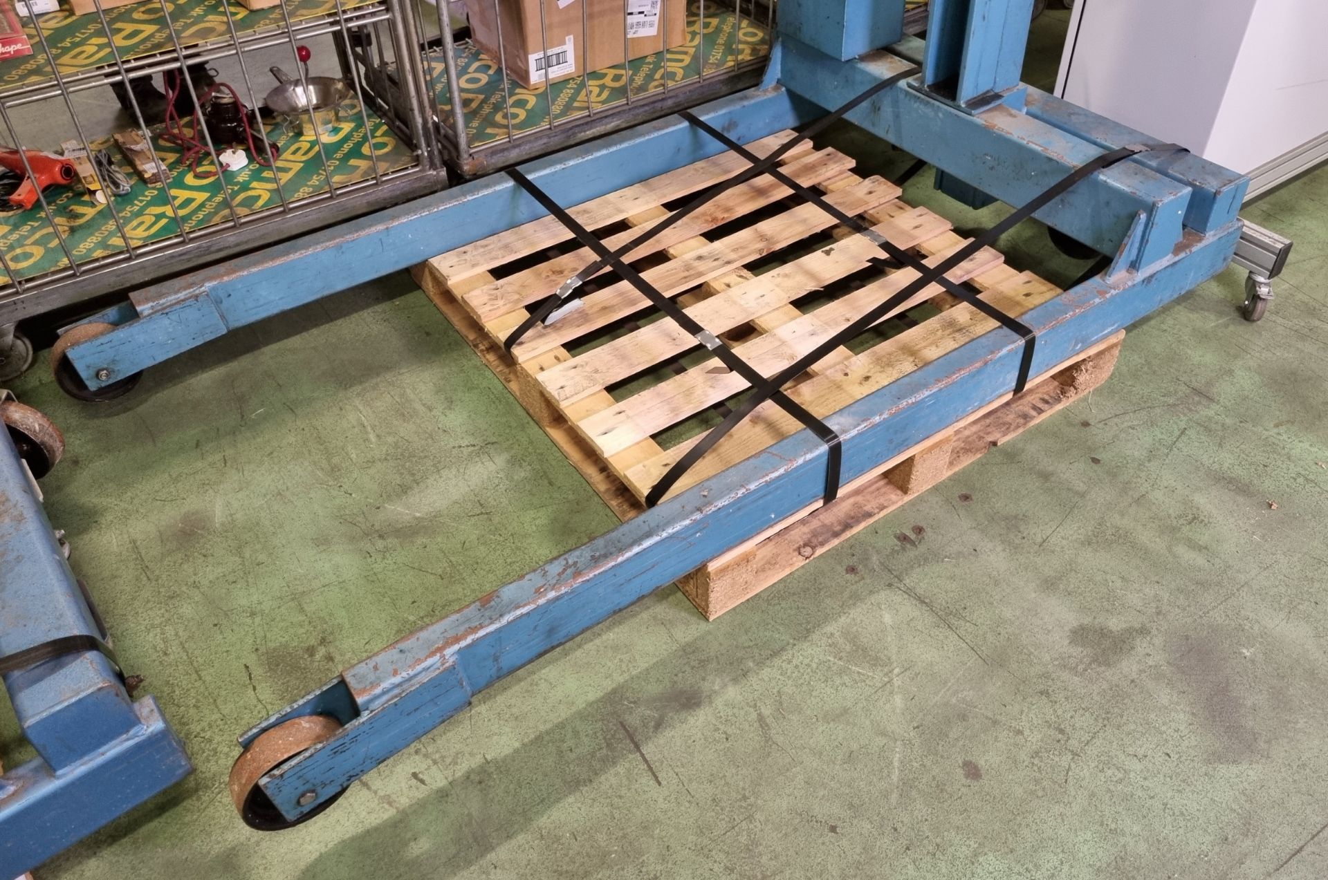 Portable folding floor crane in blue - H 1970 x W 1180 x H 1830mm - Image 4 of 7