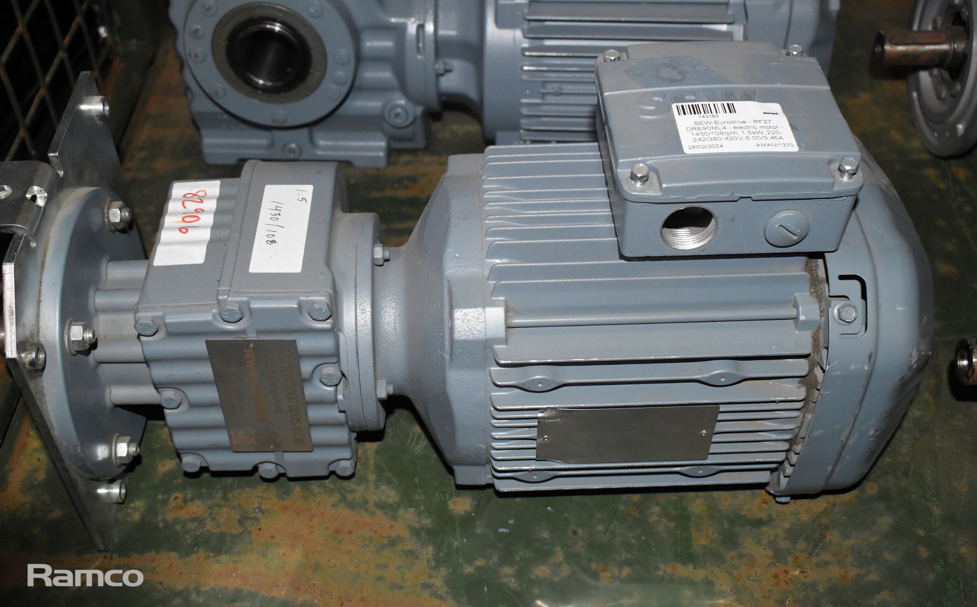 2x SEW-Eurodrive - RF27 DRE90ML4 electric motors - 1430/108rpm, 1.5kW, 220-242/380-420V, 6.00/3.45A - Image 7 of 9