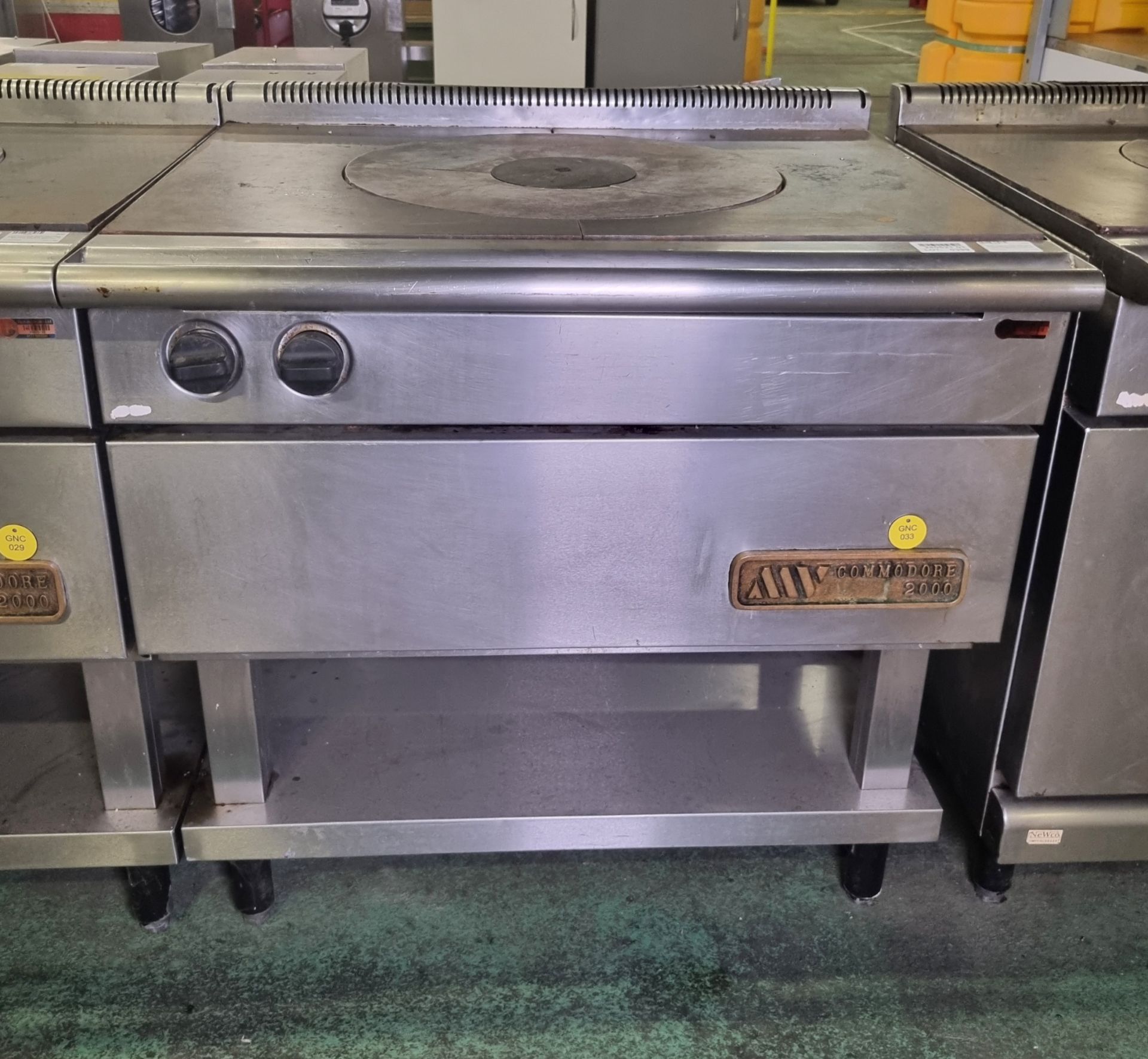 Commodore 2000 stainless steel solid top gas cooker - damage to top - W 900 x D 900 x H 950mm