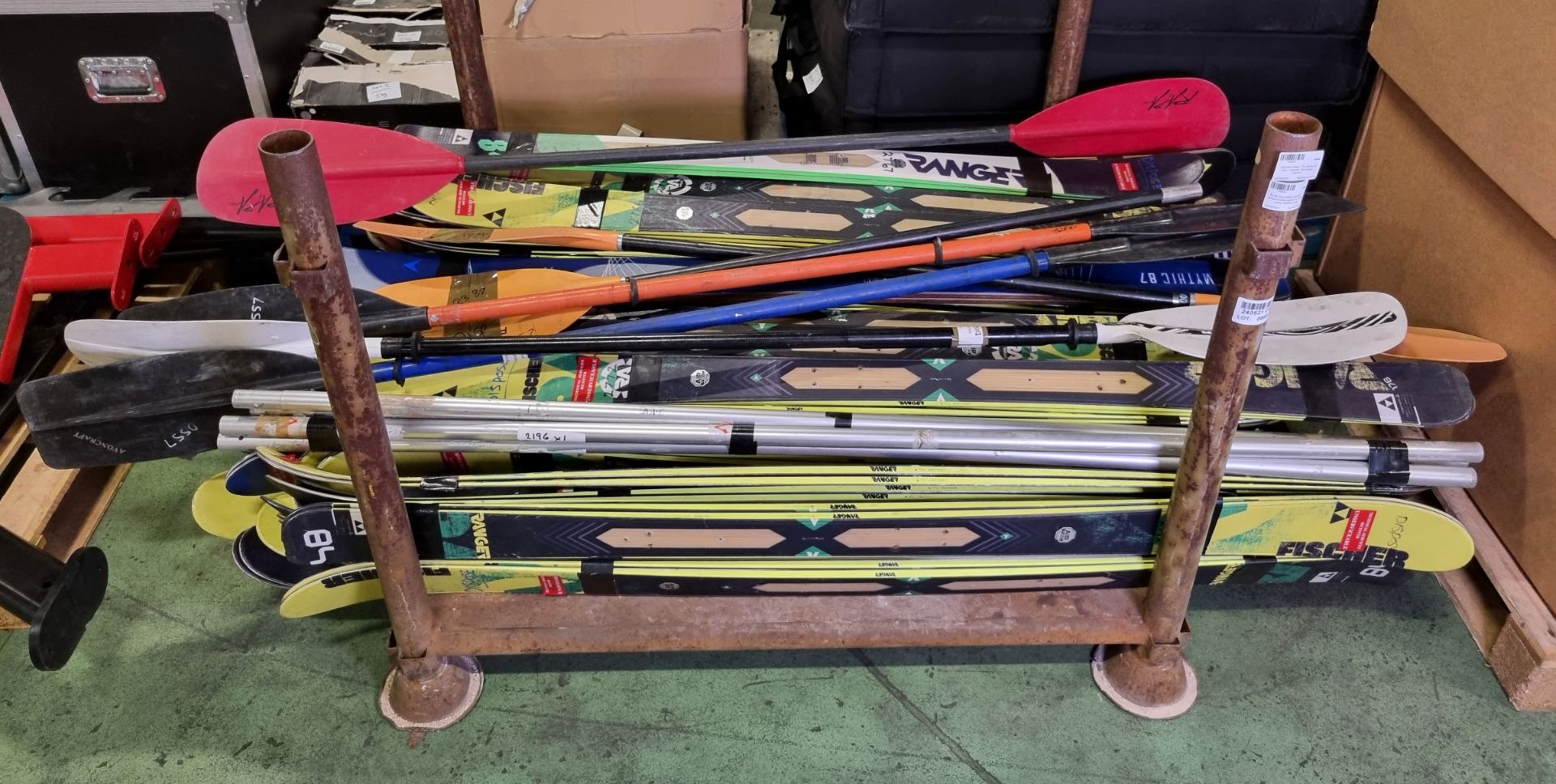 Approximately 75x pairs of skis - brands: Dynastar, Fischer - Image 2 of 6