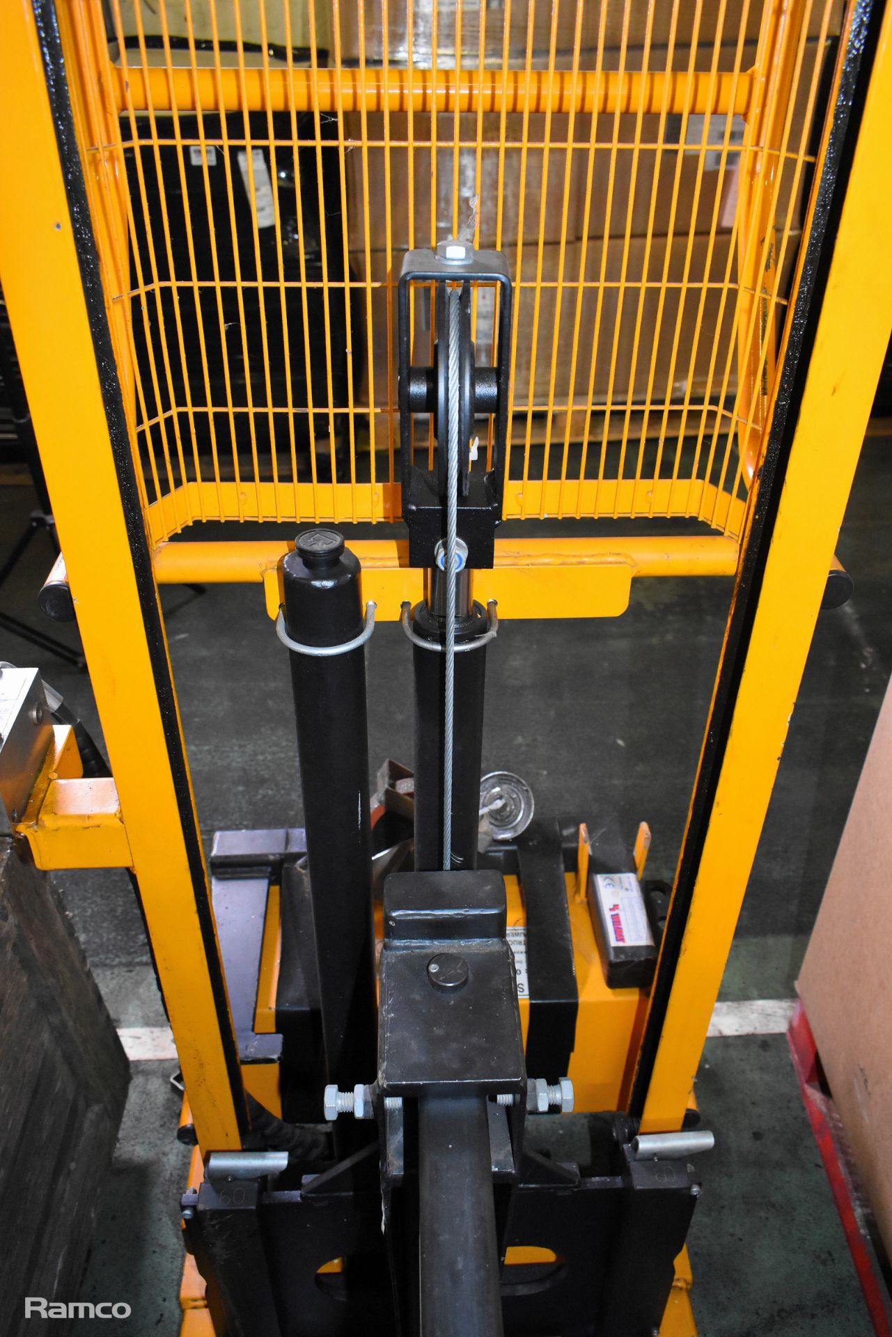 Wilmat Handling 203AF/S hand operated hydraulic lifting truck - capacity: 90kg - Image 8 of 10