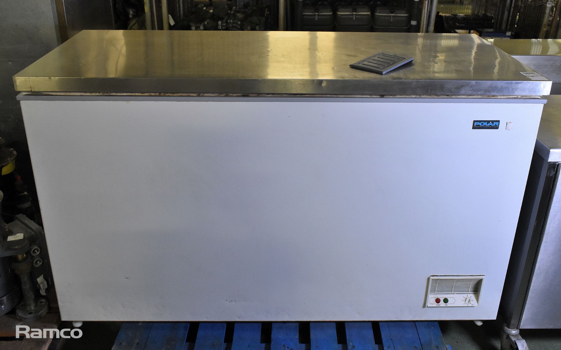Polar CE212-B chest freezer - W 1610 x D 720 x H 950mm