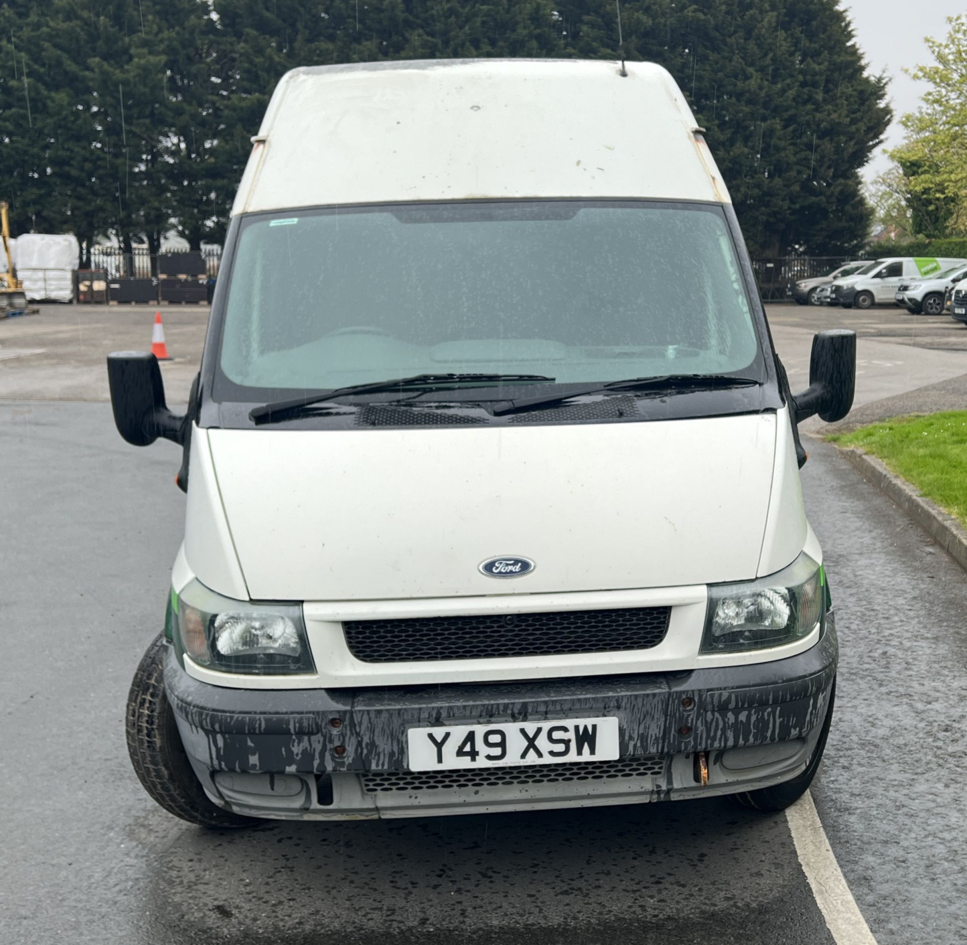 Ford Transit 2402cc (Y49 XSW) - MOT expired 30/09/2023 - mileage: 188,137 - Image 2 of 28