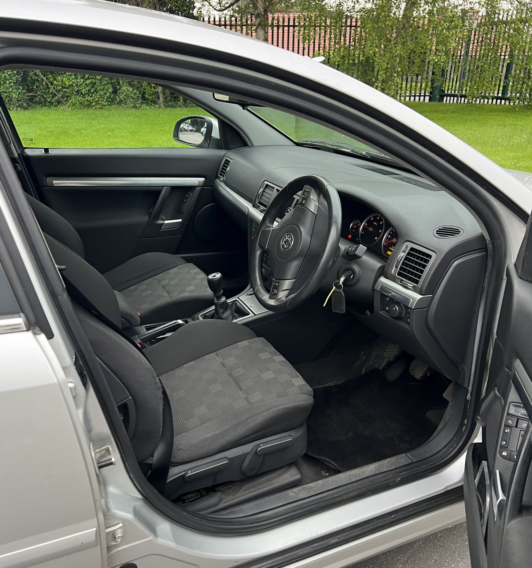Vauxhall Vectra 1.9 CDTI SRI (SG07 BZW) - MOT expiry: 28/10/2024 - mileage: 105,897 - Image 6 of 29
