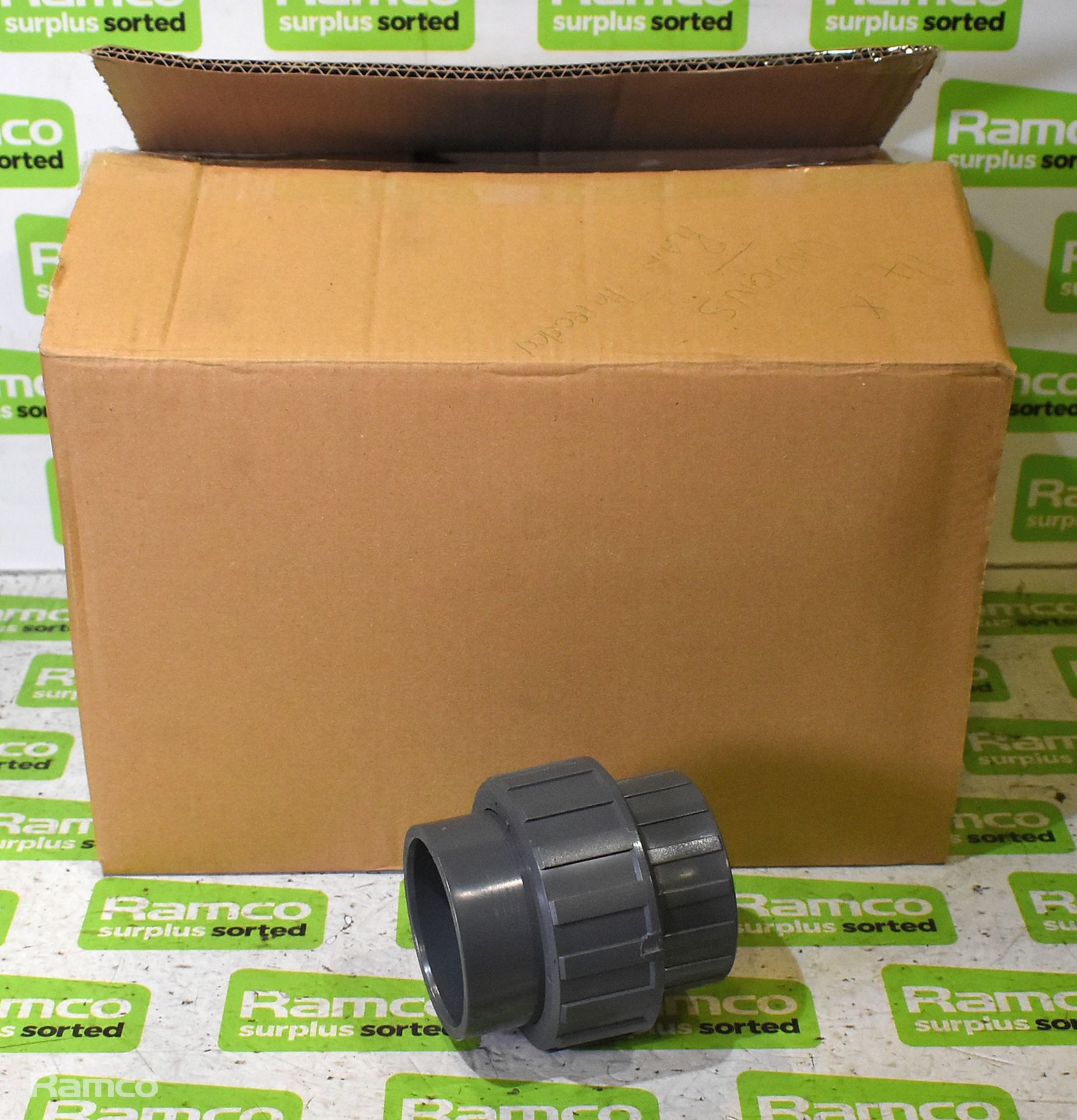 9x boxes of 63mm PVC tees couplings and 90° bends - Image 9 of 13