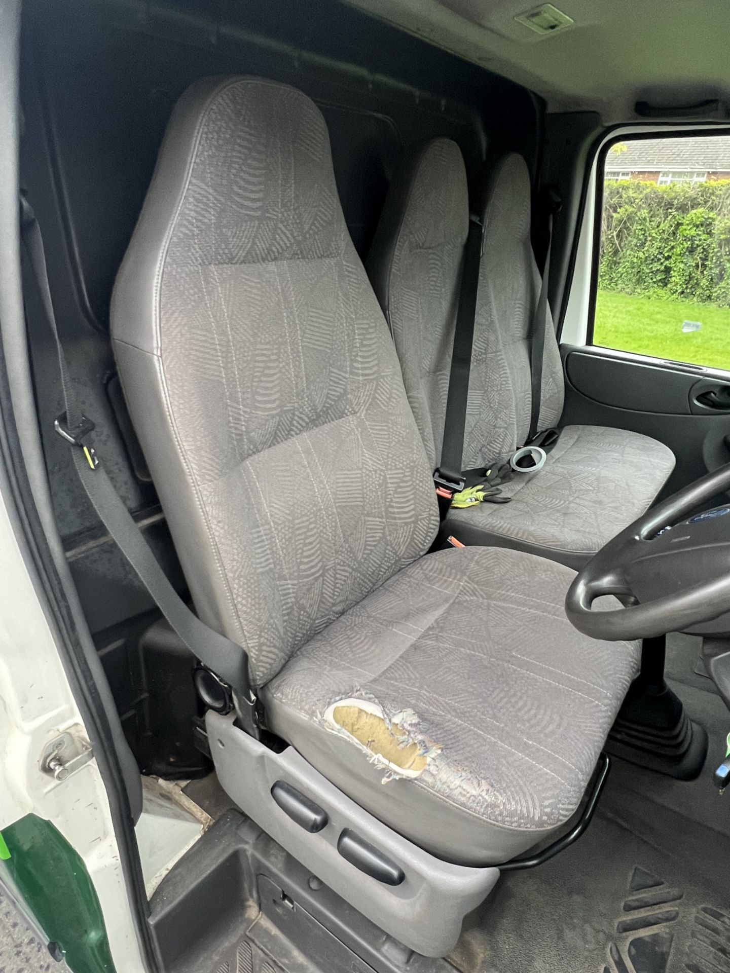 Ford Transit 2402cc (Y49 XSW) - MOT expired 30/09/2023 - mileage: 188,137 - Image 10 of 28