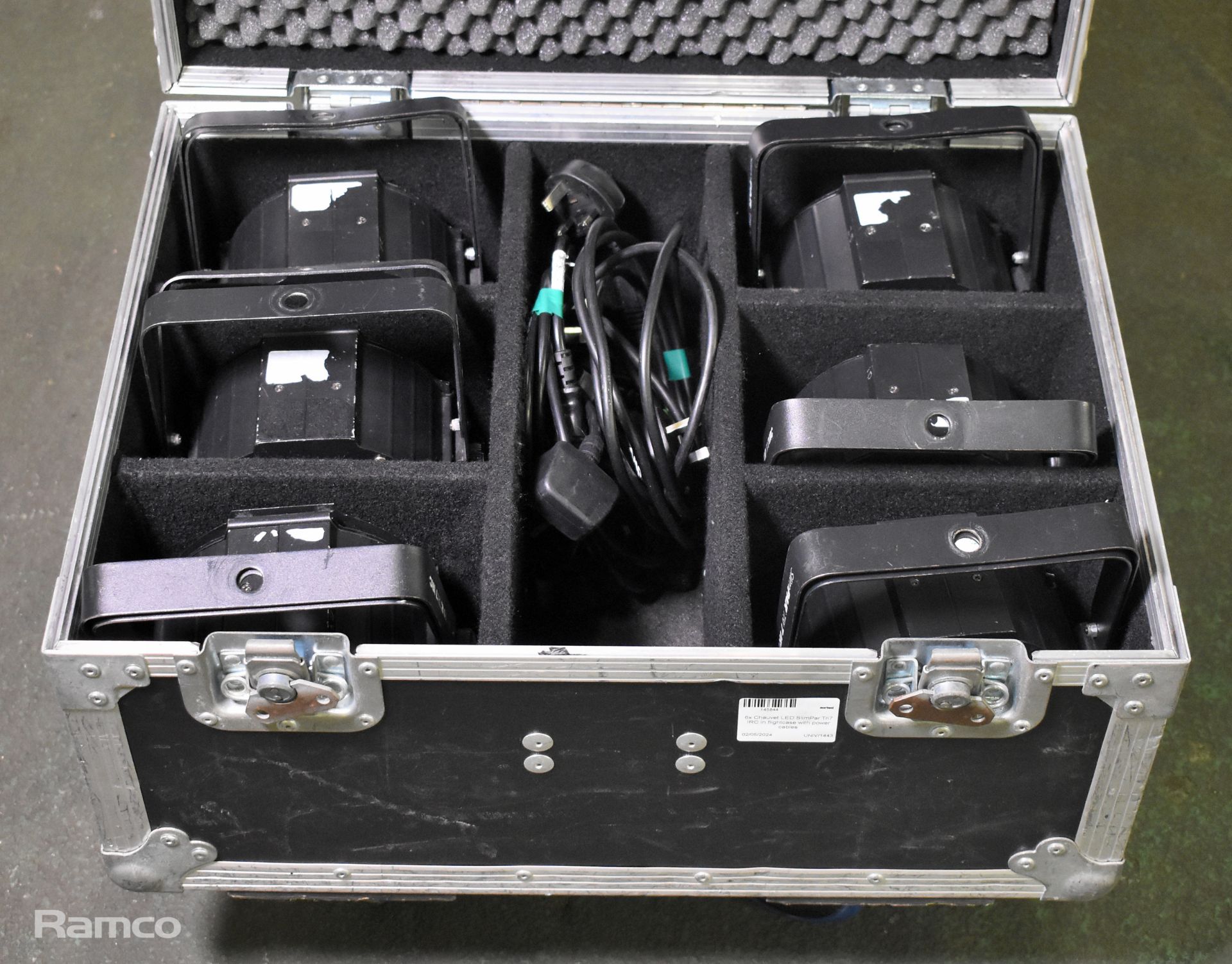 6x Chauvet LED SlimPar Tri7 IRC in flight case with power cables