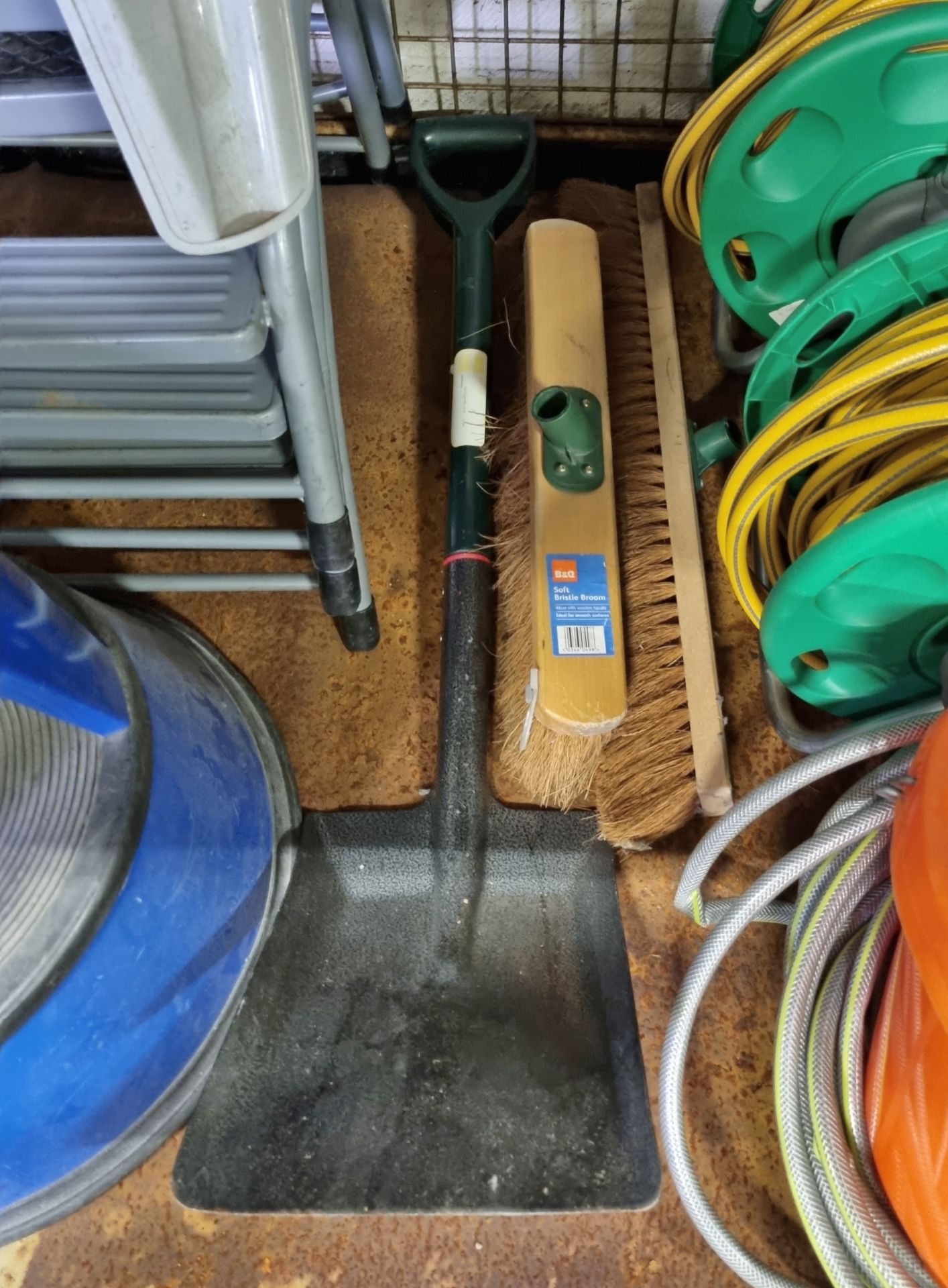 Garden hose reels, hand brush heads, shovel, buckets, safety reach step - Image 4 of 4