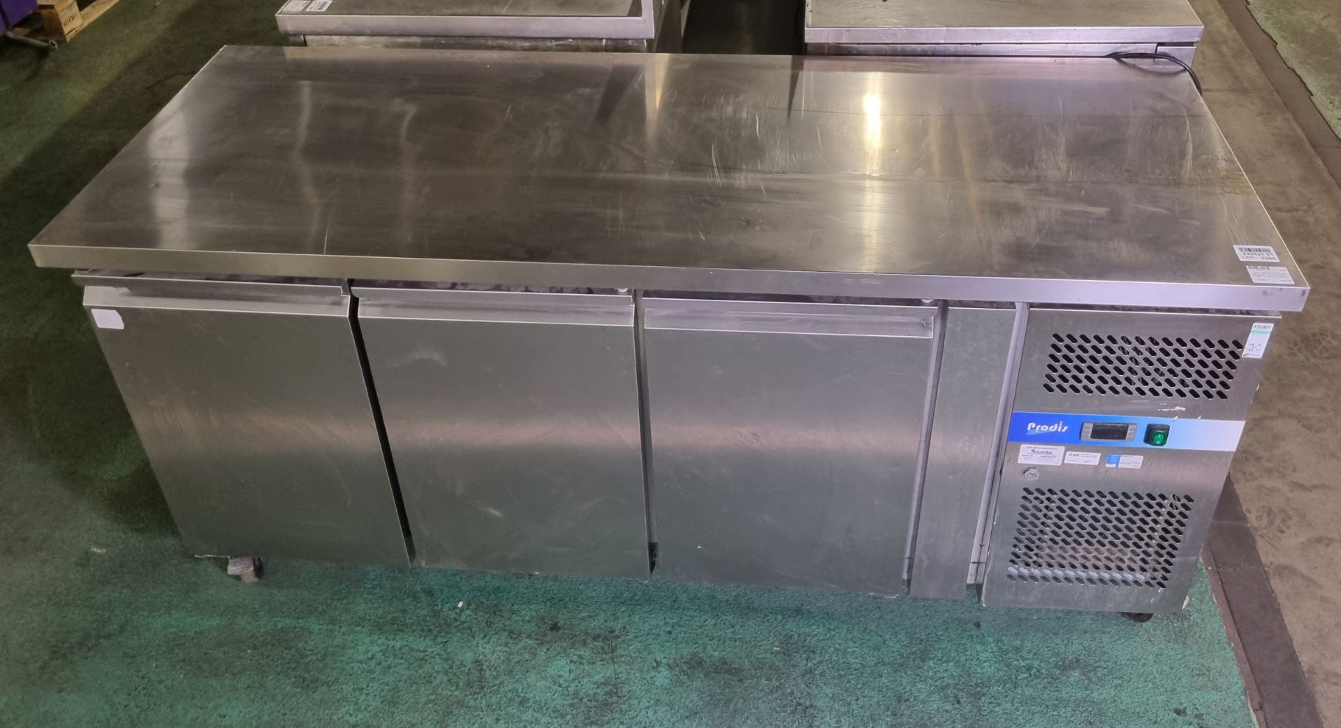 Prodis GN3100TN stainless steel 3 door counter fridge - W 1800 x D 700 x H 830mm - Bild 2 aus 6