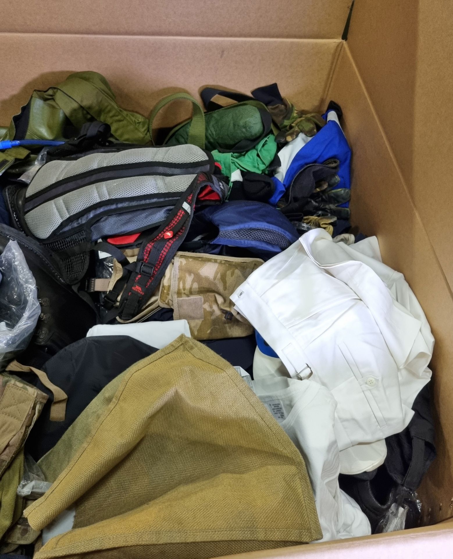 Pallet sized box of scrap textiles weight 149kg Various types of ex