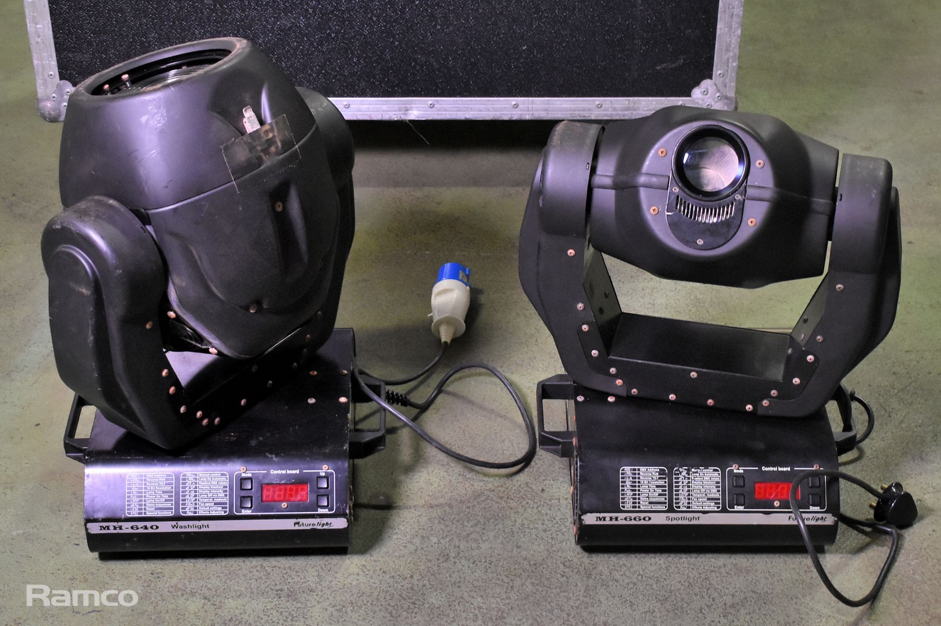 Two moving heads 640 Future light in flight case - L 1100 x W 460 x H 900mm