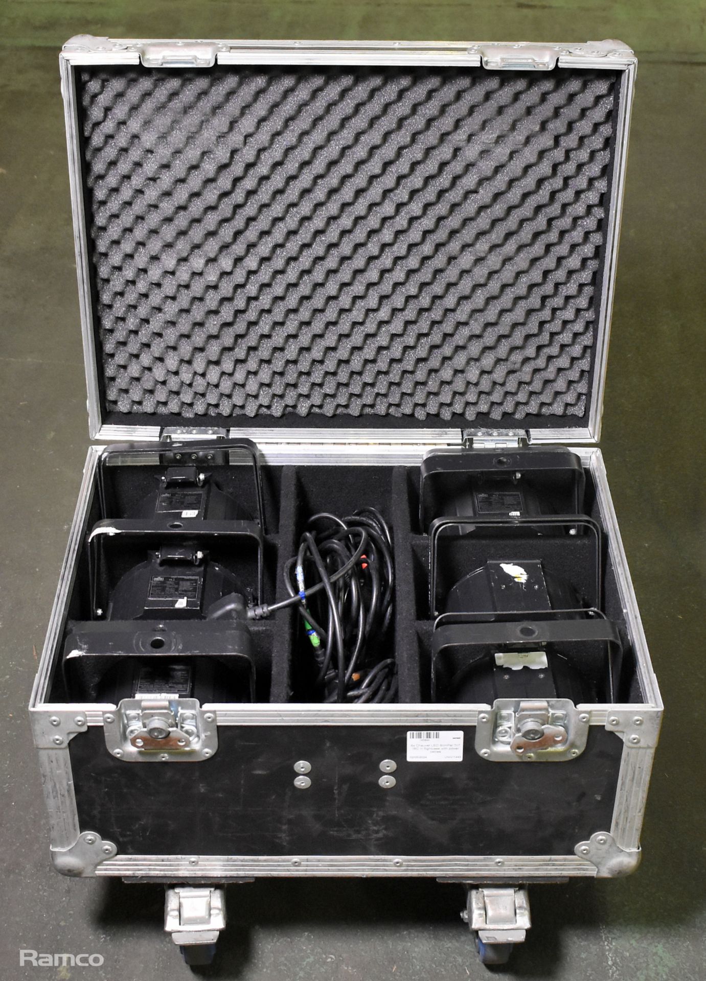 6x Chauvet LED SlimPar Tri7 IRC in flight case with power cables