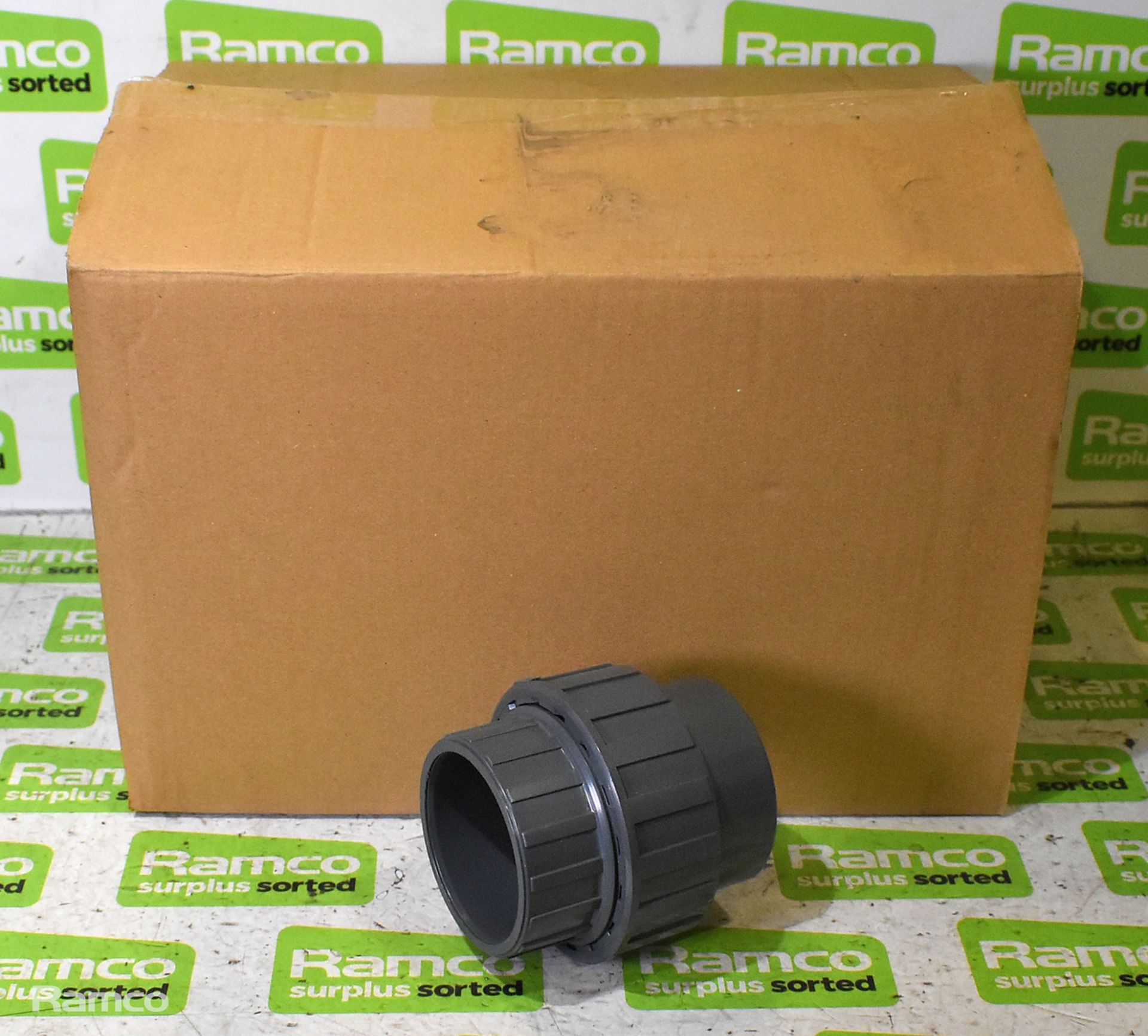 9x boxes of 63mm PVC tees couplings and 90° bends - Image 12 of 13