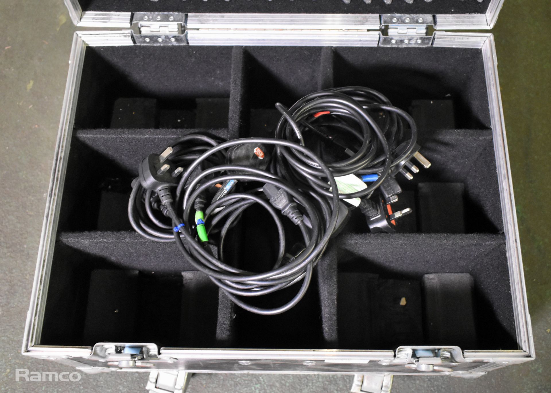 6x Chauvet LED SlimPar Tri7 IRC in flight case with power cables - Image 5 of 11