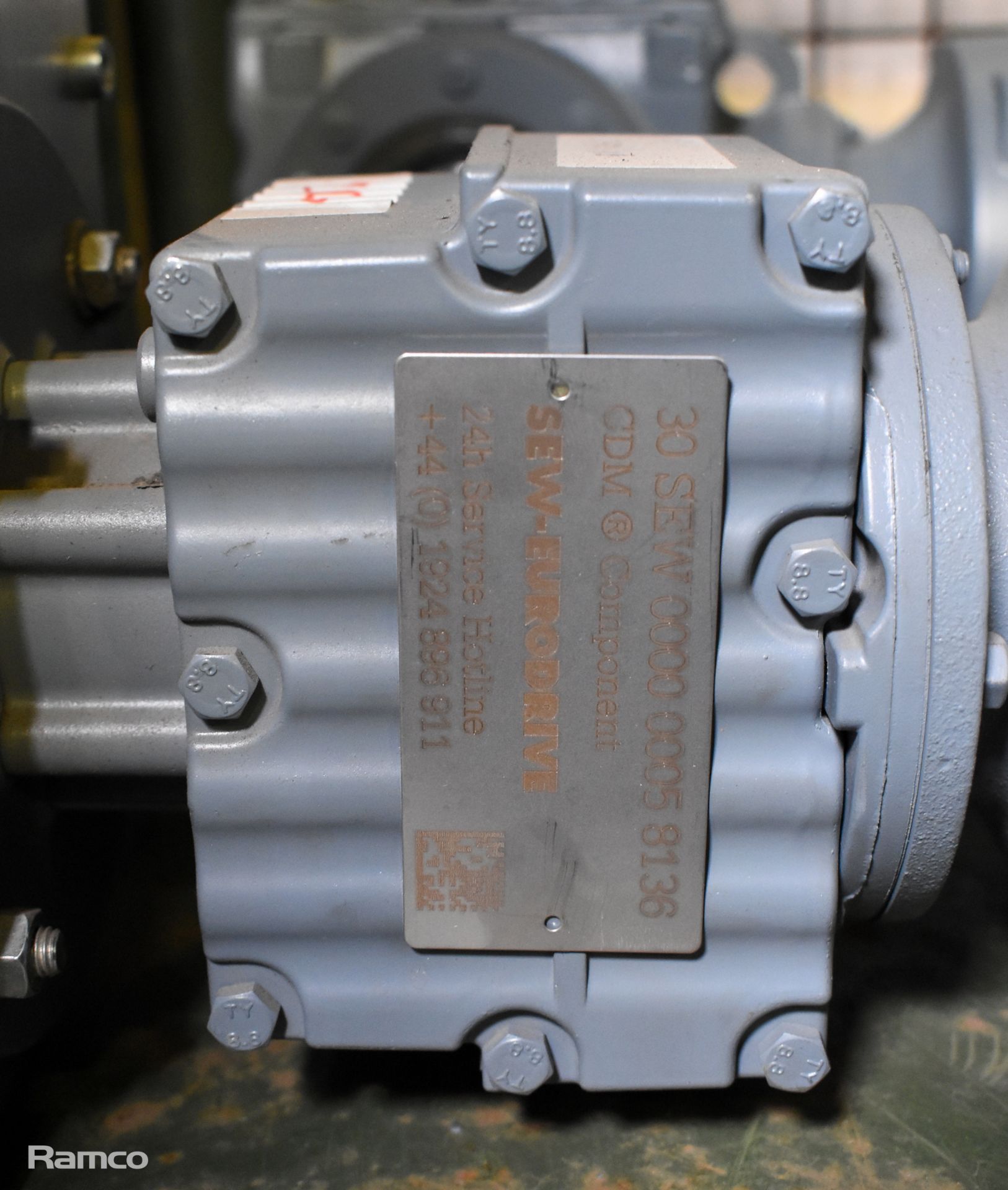 2x SEW-Eurodrive - RF27 DRE90ML4 electric motors - 1430/108rpm, 1.5kW, 220-242/380-420V, 6.00/3.45A - Image 8 of 9