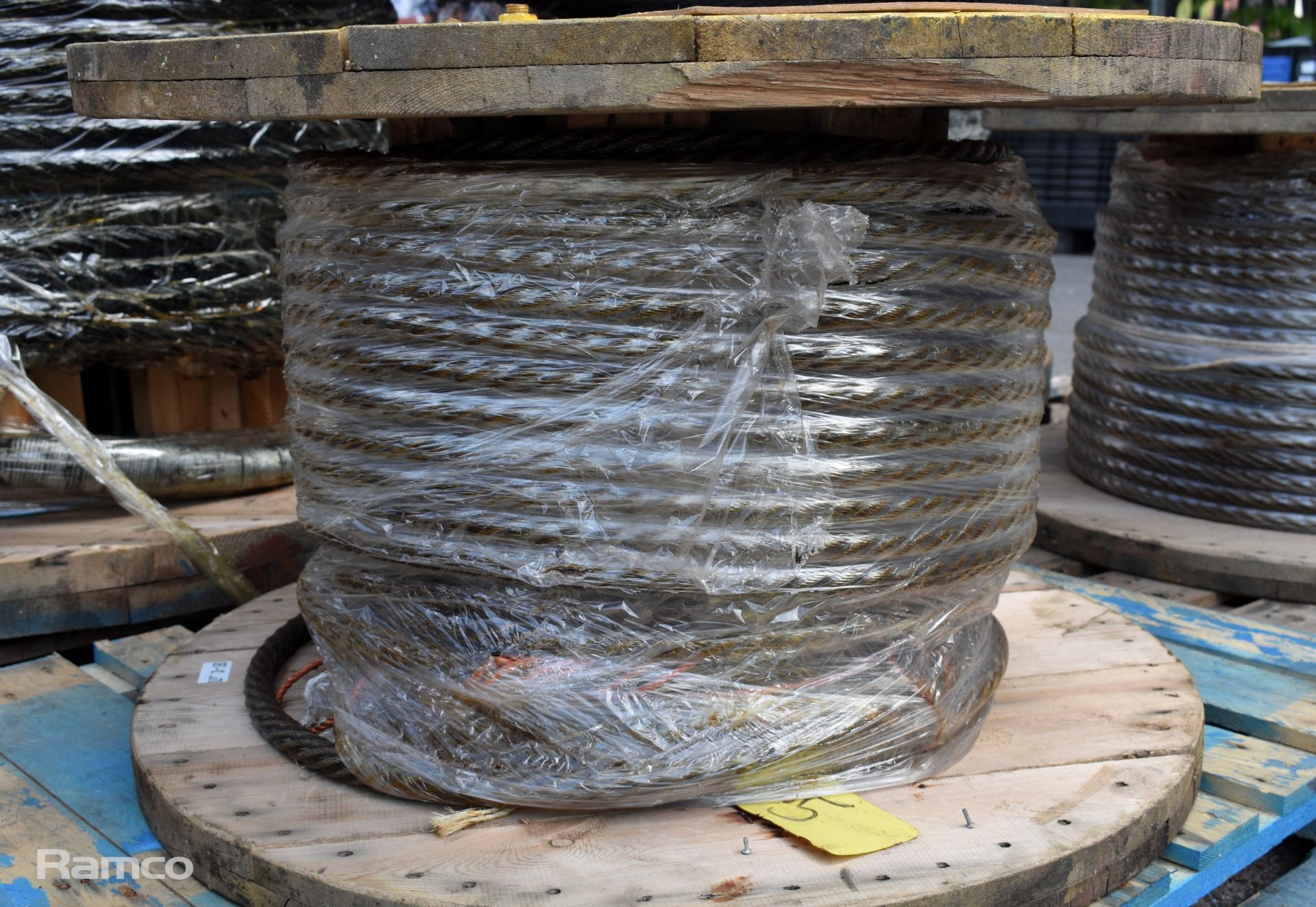 24mm 6 strand galvanised steel wire rope reel - approx weight: 300kg - Image 3 of 4
