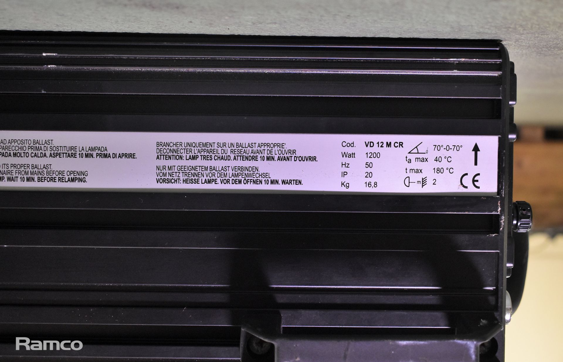 Vedette 1200W zoom followspot with stand in flight case - L 1250 x W 610 x H 580mm - Image 9 of 14